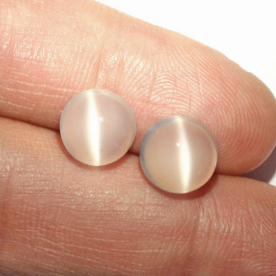 มูนสโตนตาแมว หรือ มุกดาหารตาเเมว (Cat's eye Moonstone) น้ำหนักรวม 6.66 กะรัต สีขาว เนื้อเนียน มีตาเเมว มาเป็นคู่