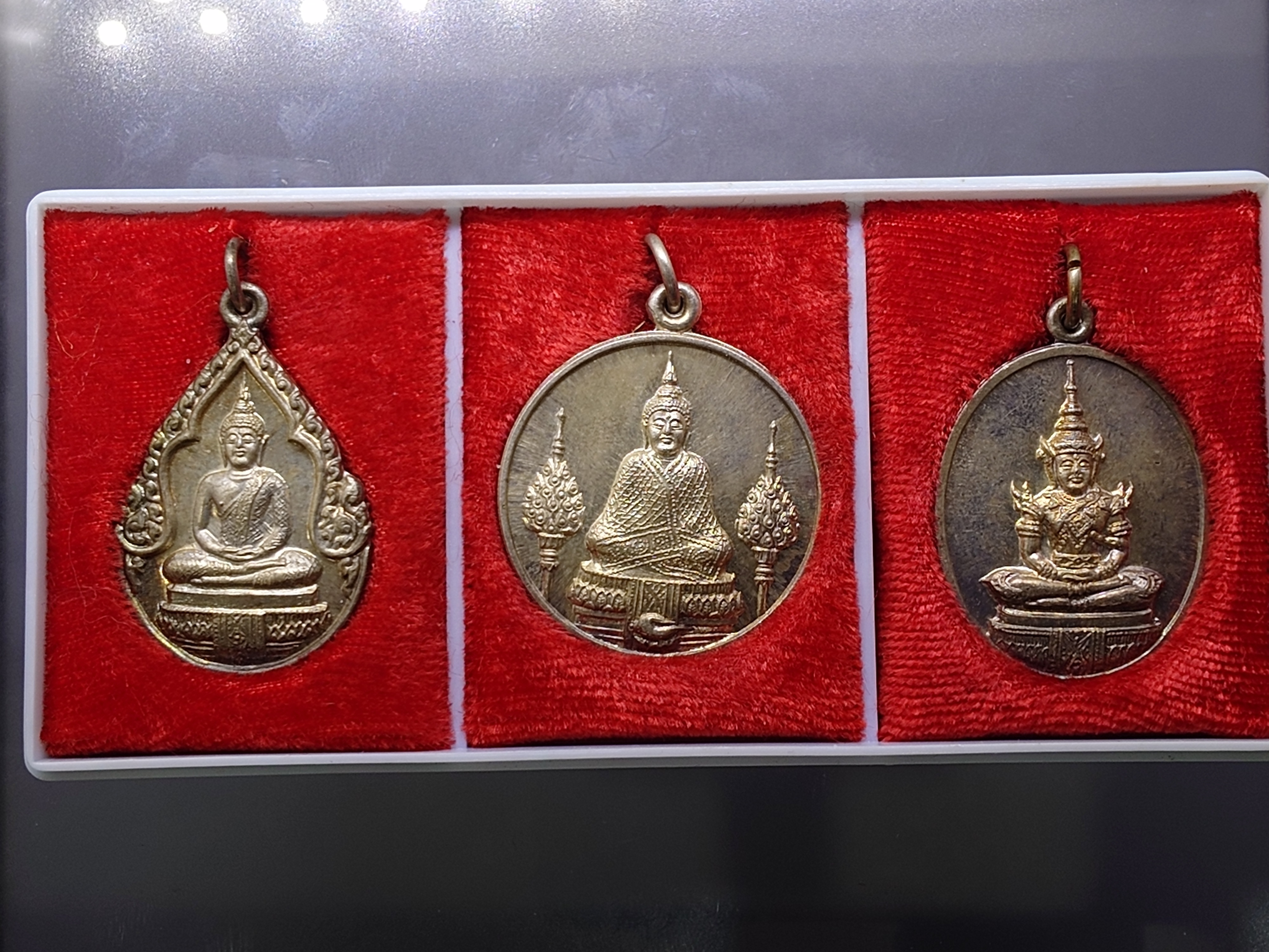 พระแก้วมรกต หลัง สมเด็จพระพุทธยอดฟ้ามหาราช รัชกาลที่ 1 เนื้อเงิน วัดพระเชตุพน ท่าเตียน กรุงเทพๆ ปี2525 พร้อมกล่องเดิม หายาก