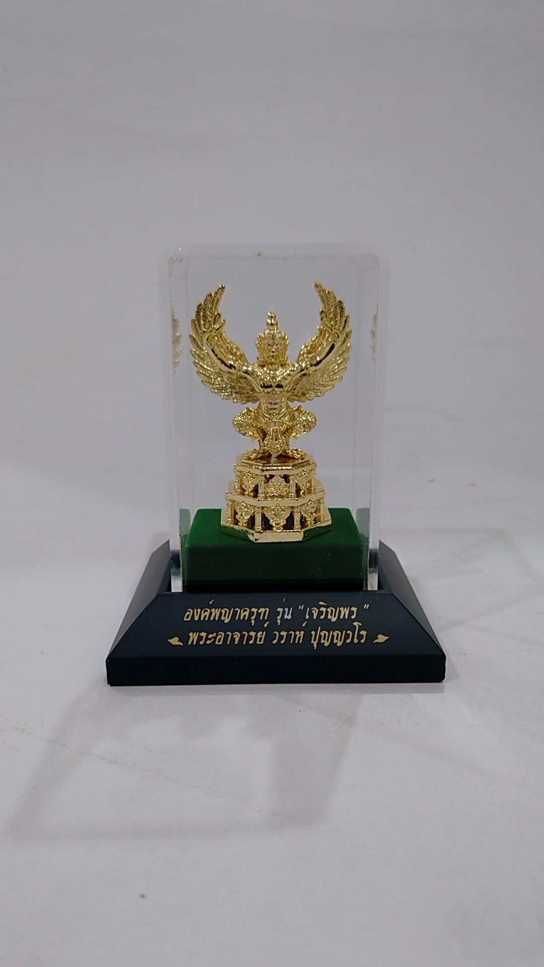 องค์พญาครุฑ รุ่นเจริญพร พระอาจารย์ วราห์ วัดโพธิ์ทอง เนื้อโลหะชุบทอง ขนาดสูงรวมฐาน 4.5 นิ้ว ปี2565
