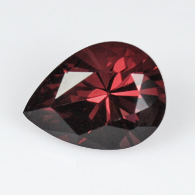 โกเมนสีม่วงหรือโรโดไลท์ (Rhodolite Garnet) 1.51 กะรัต สีม่วง รูปร่างหยดน้ำ