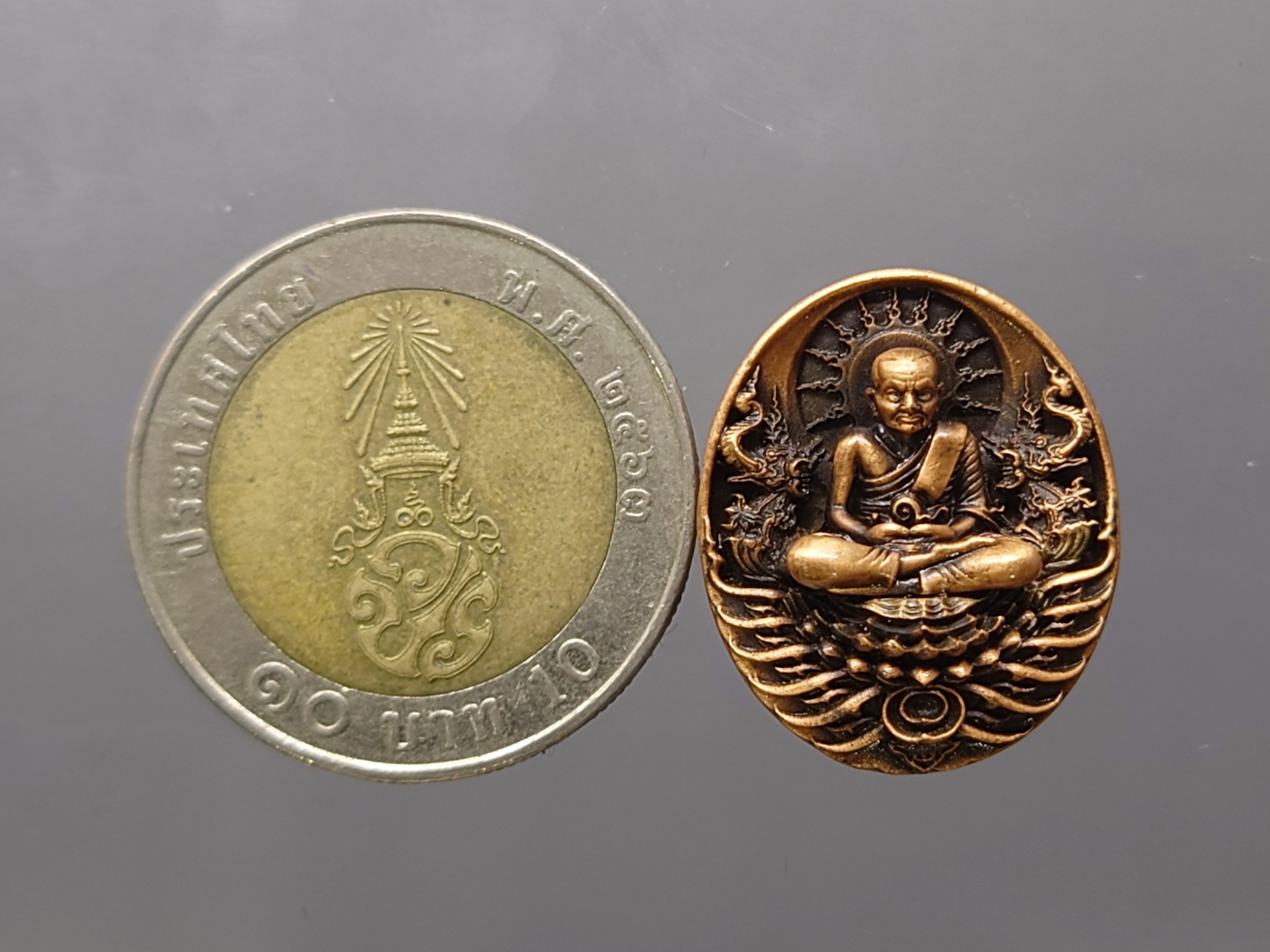 เหรียญหลวงปู่ทวด รุ่นอภิเมตรา มหาโพธิสัตว์ พิมพ์จิ๋ว เนื้อทองแดงนอก (แยกชุดกรรมการ โคท ๒๐๐๐) ควบคุมออกแบบโดย อ.เฉลิมชัย พ.ศ.2558