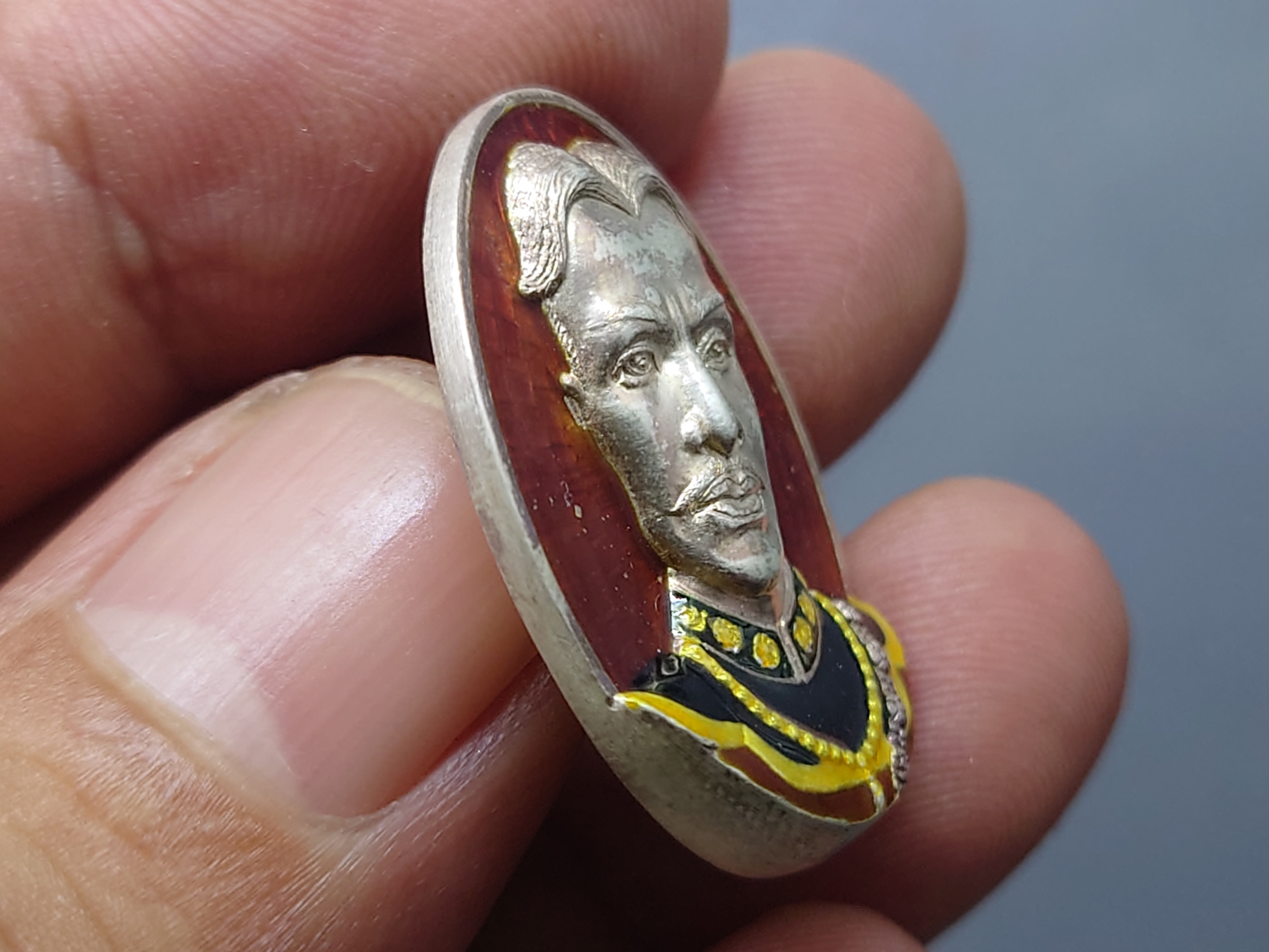 เหรียญสมเด็จพระเจ้าตากสิน รุ่นโชคมงคล เนื้อเงิน ลงยา วัดตรีทศเทพวรวิหาร ปี 2545 พร้อมกล่องเดิม