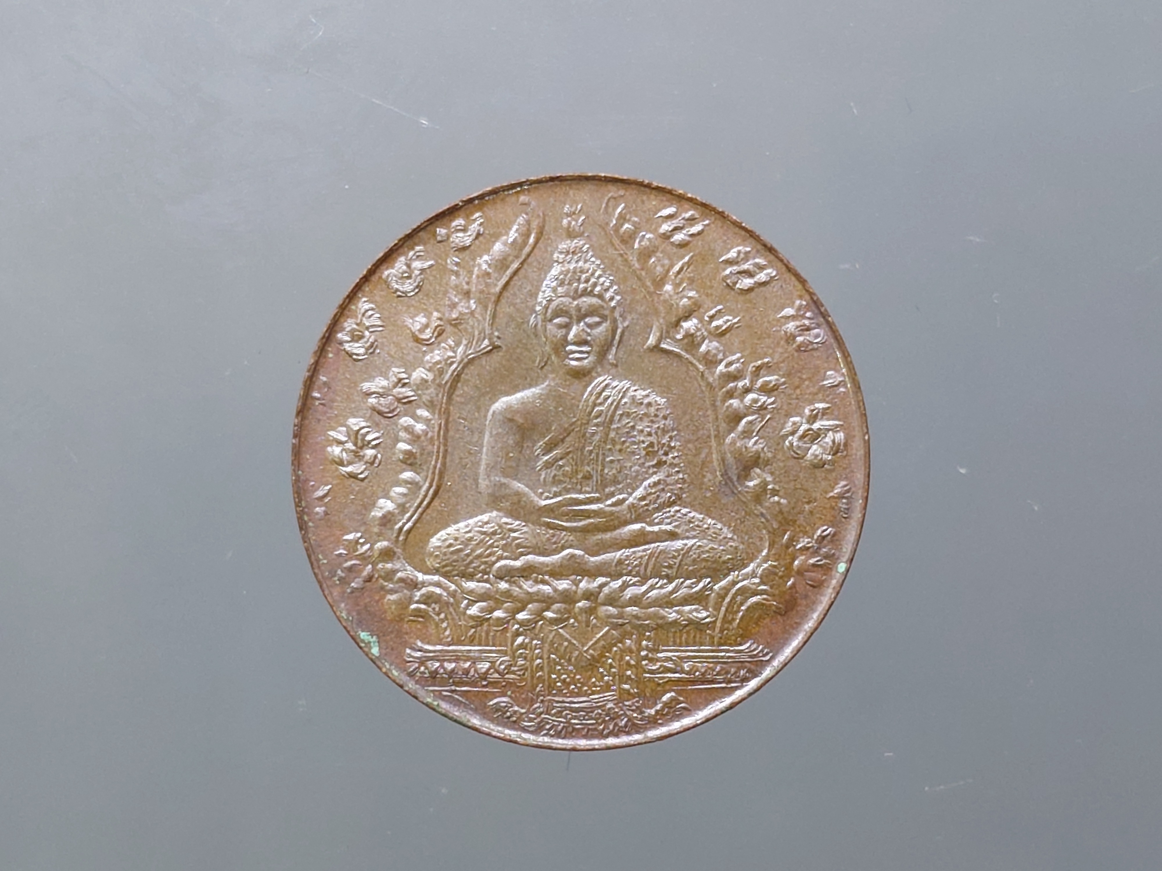 พระแก้วมรกต เนื้อทองแดง รุ่นแรก บล็อกลึก รุ่นฉลองกรุง 150 ปี วัดพระศรีๆ รุ่นแรก รัชกาลที่7 สร้าง พ.ศ.2475 สภาพสวย รับประกันแท้