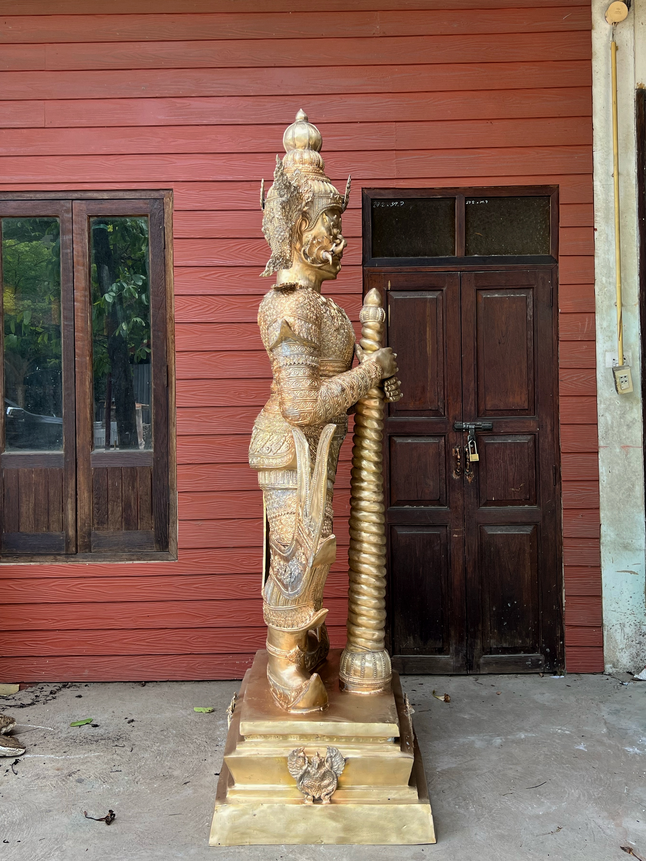 รูปหล่อ ท้าวเวสสุวรรณ ขนาดสูง 2.40 เมตร งานศิลปิน