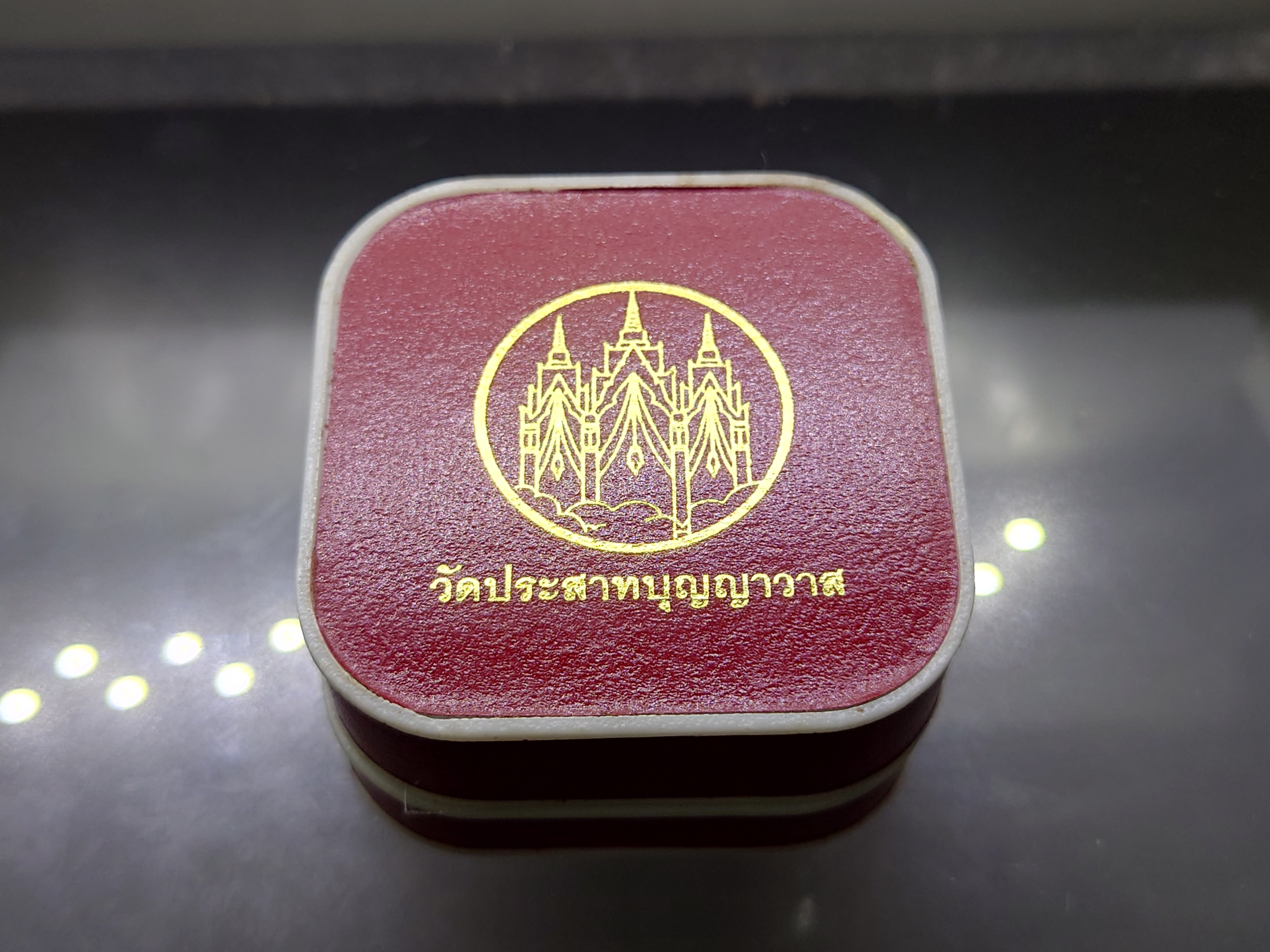 เหรียญหลวงปู่ทวด เนื้อเงินสามกษัตริย์ รุ่นมงคลบารมี พิมพ์วงรี เล็ก รูปไข่ ขนาดสูง 2 ซ.ม. วัดประสาทบุญญาวาส พ.ศ.2545 พร้อมกล่องเดิม