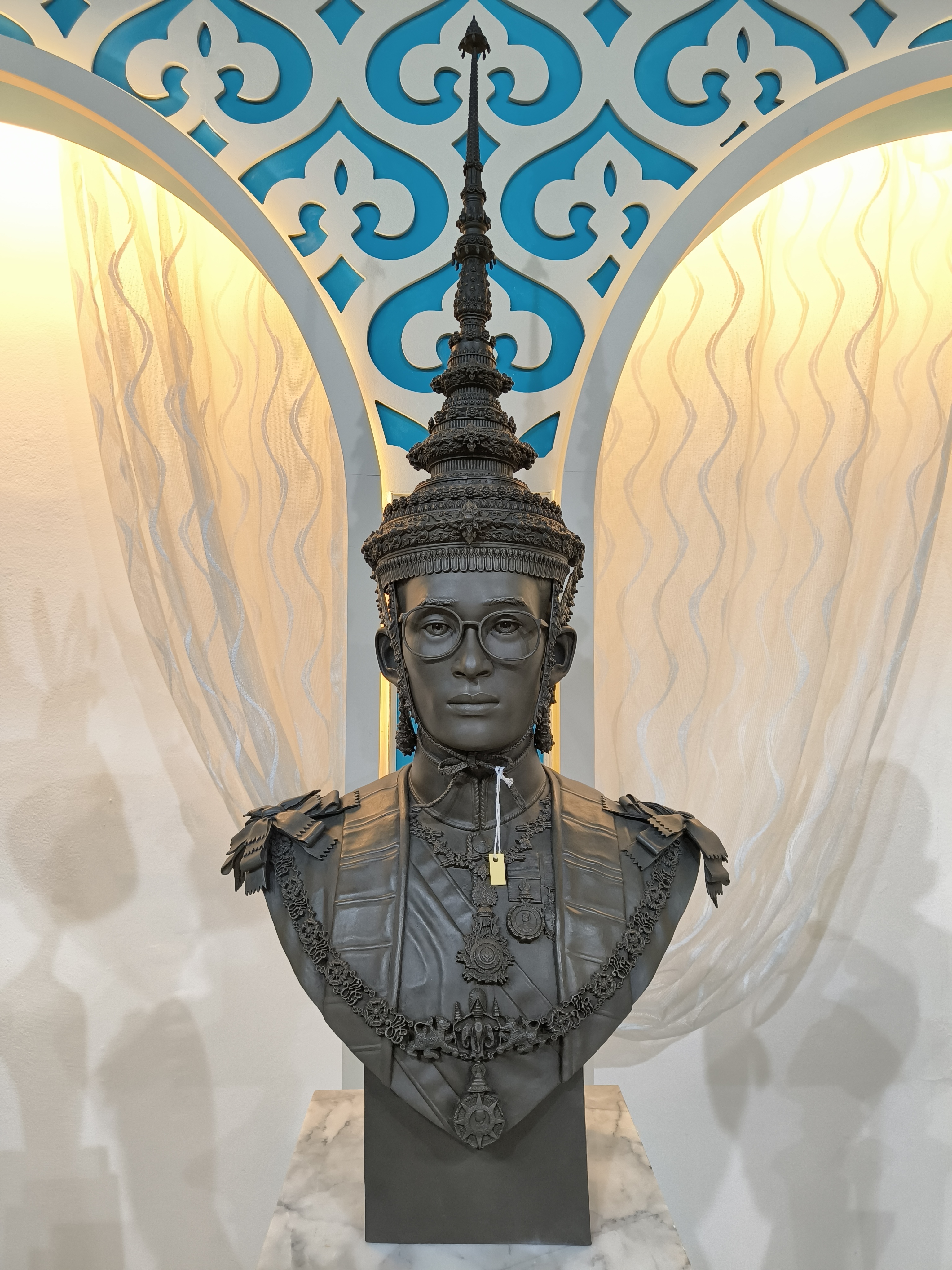 รูปหล่อ รัชกาลที่ 9 ร.9 ครึ่งพระองค์ เท่าคนจริง