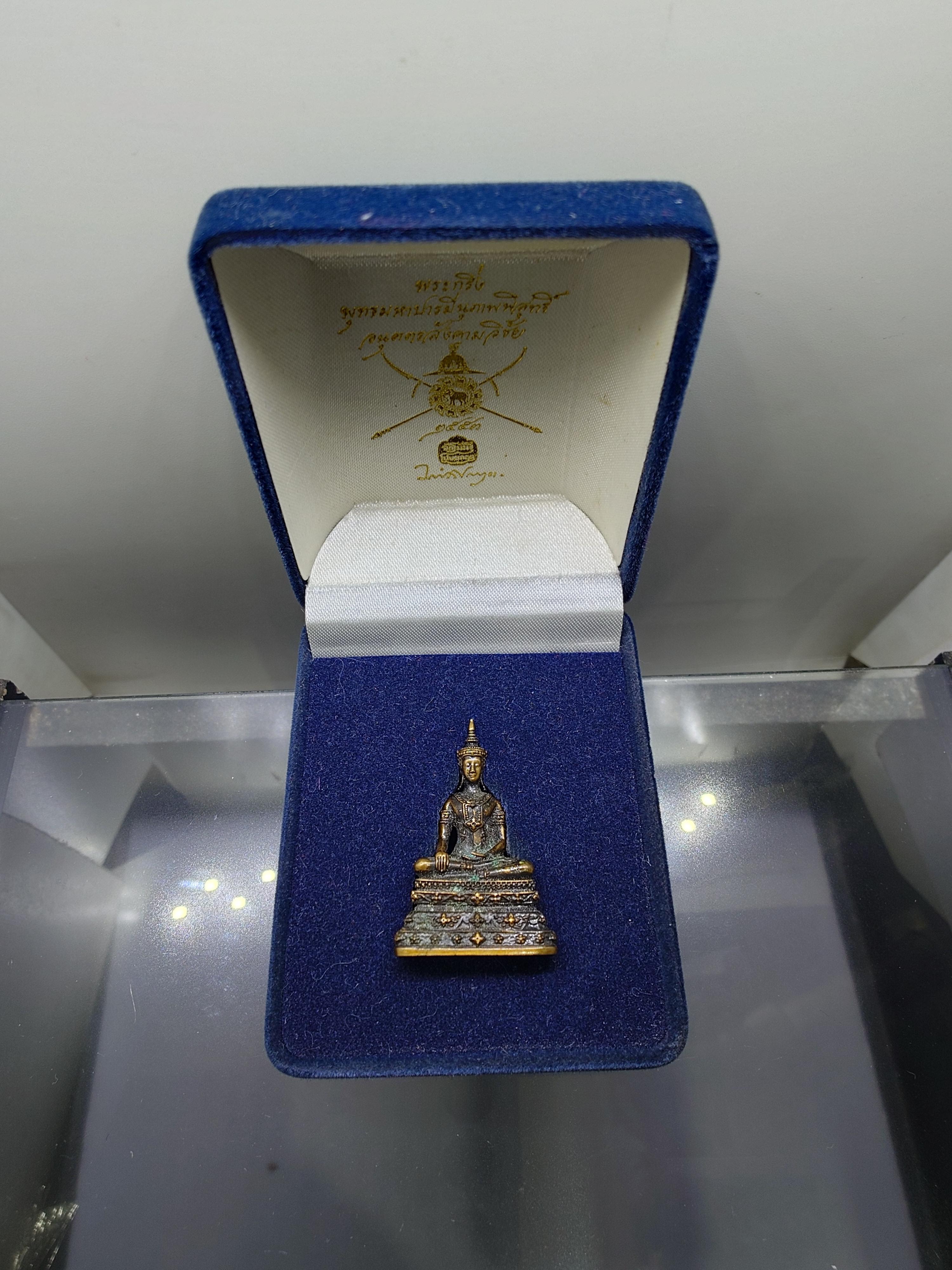 พระกริ่งพุทธมหาบารมีนุภาพพิสุทธิ์ อนุตตรสังคามวิชัย เนื้อทองแดงซาติน ผลงานศิลปินแห่งชาติ อ.จักรพันธุ์ โปรษยกฤต ปี2553 พร้อมกล่องเดิม หายาก