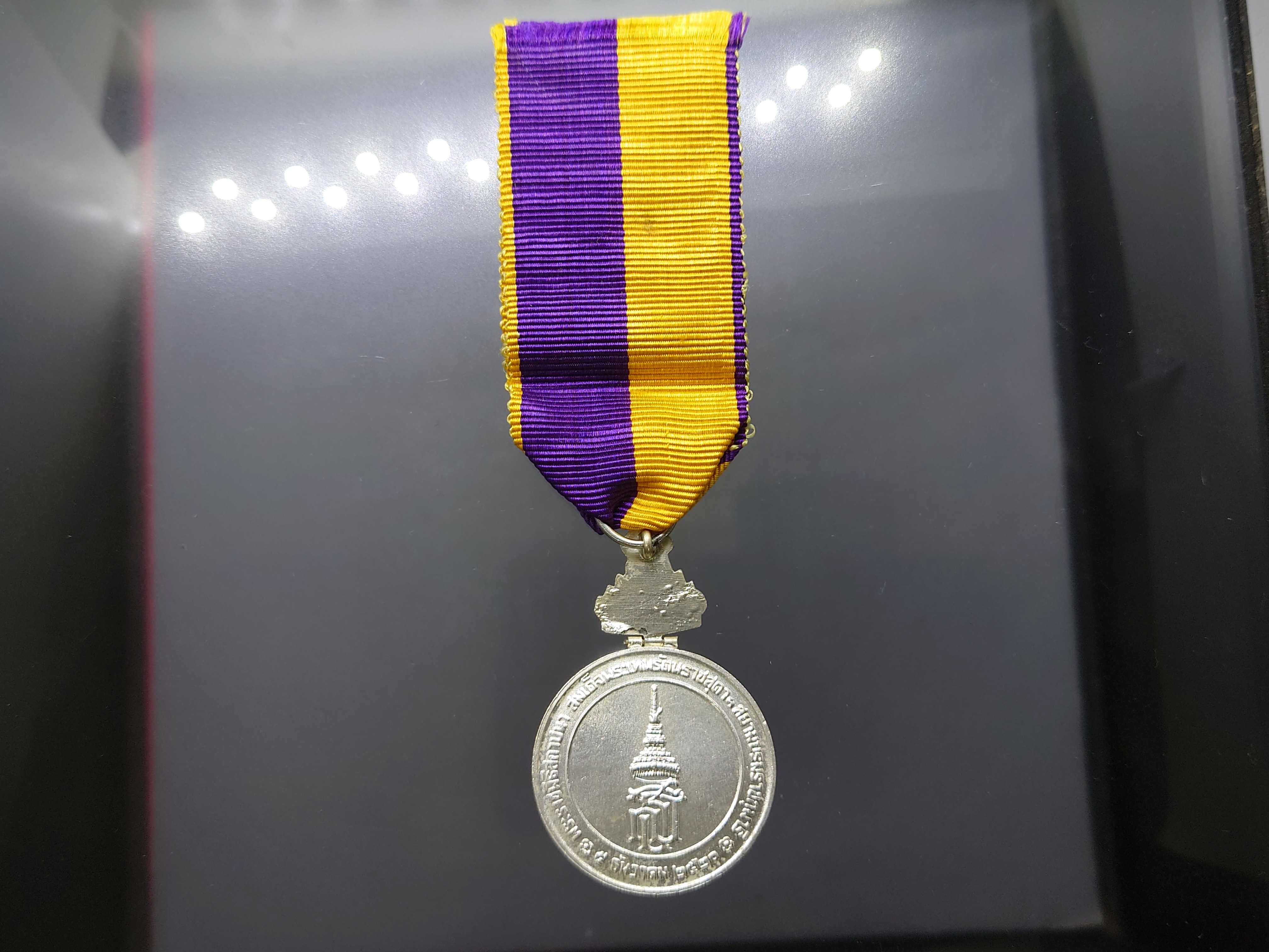 เหรียญแพรแถบ ที่ระลึกพระราชพิธี สถาปนาสมเด็จพระเทพๆ เนื้อเงิน พ.ศ.2520 แบบชาย