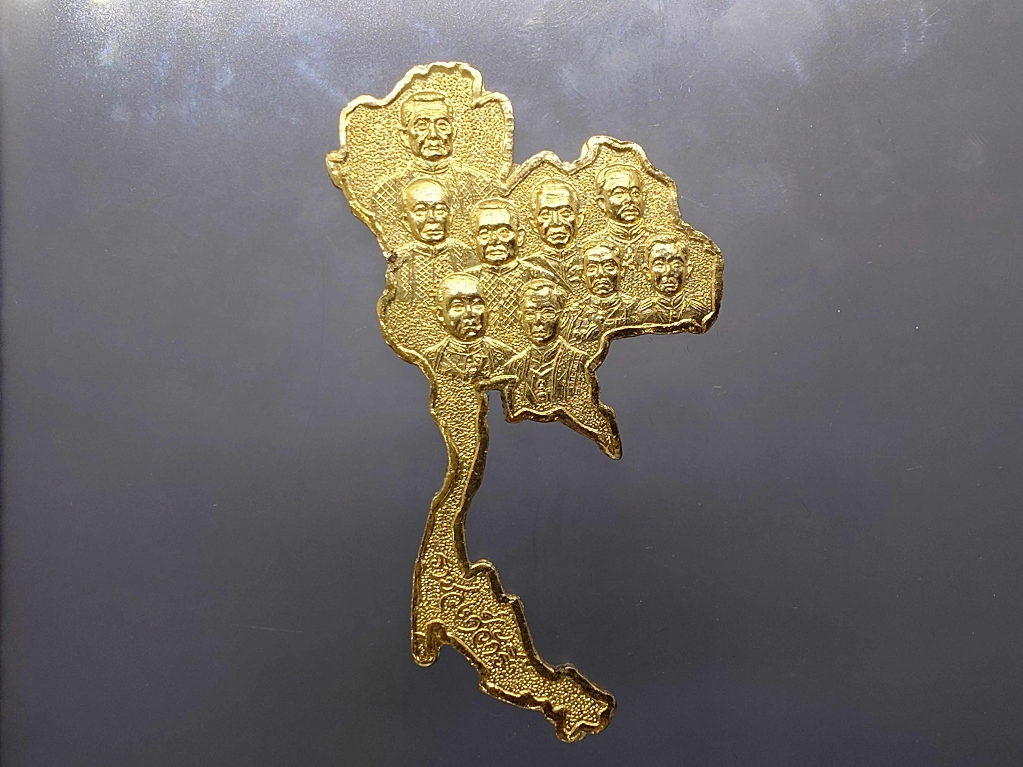 แผนที่ประเทศไทย พระรูป 9 รัชกาล ที่ระลึกสมโภชญ์กรุงรัตนโกสินทร์ 200 ปี เนื้อโลหะกาหลั่ยทอง พ.ศ.2525 พร้อมกล่องเดิม