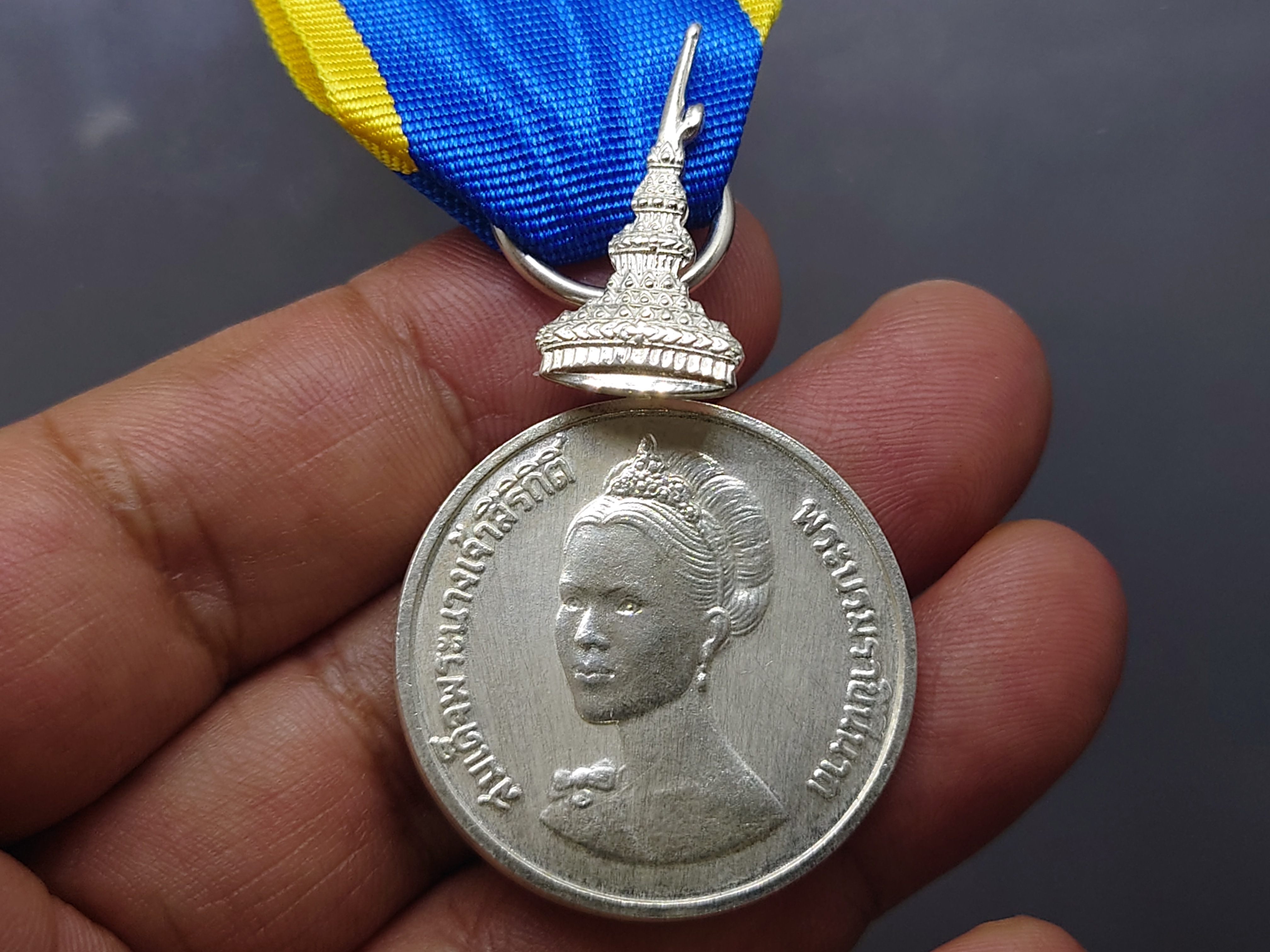แพรทำเลียนแบบเนื้อเงิน เหรียญที่ระลึกเฉลิมพระเกียรติสมเด็จพระนางเจ้าสิริกิติ์ ฯ 50 พรรษา เนื้อเงิน ประดับแพรแถบ พ.ศ.2525 แบบชาย