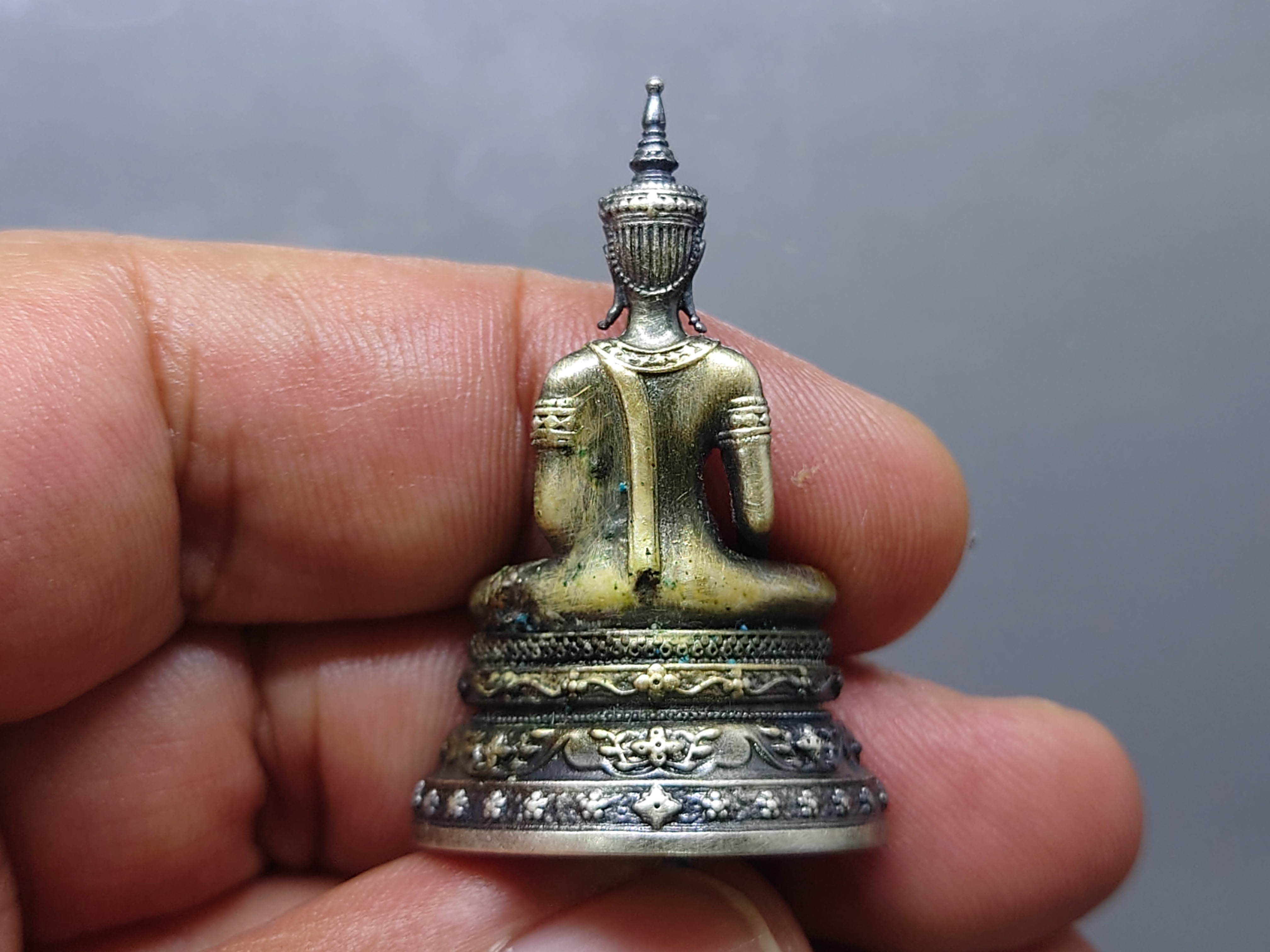 พระกริ่งพุทธมหาบารมีนุภาพพิสุทธิ์ อนุตตรสังคามวิชัย เนื้อเงินรมดำ ผลงานศิลปินแห่งชาติ อ.จักรพันธุ์ โปรษยกฤต ปี2553 พร้อมกล่องเดิม หายาก