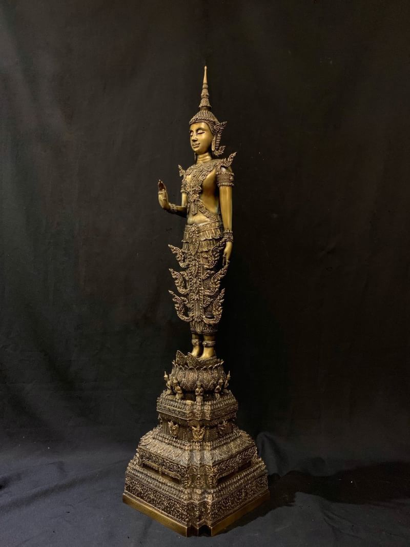 พระพุทธรูปทรงเครื่องจักรพรรดิ์ องค์ใหญ่ สูง 1 เมตร