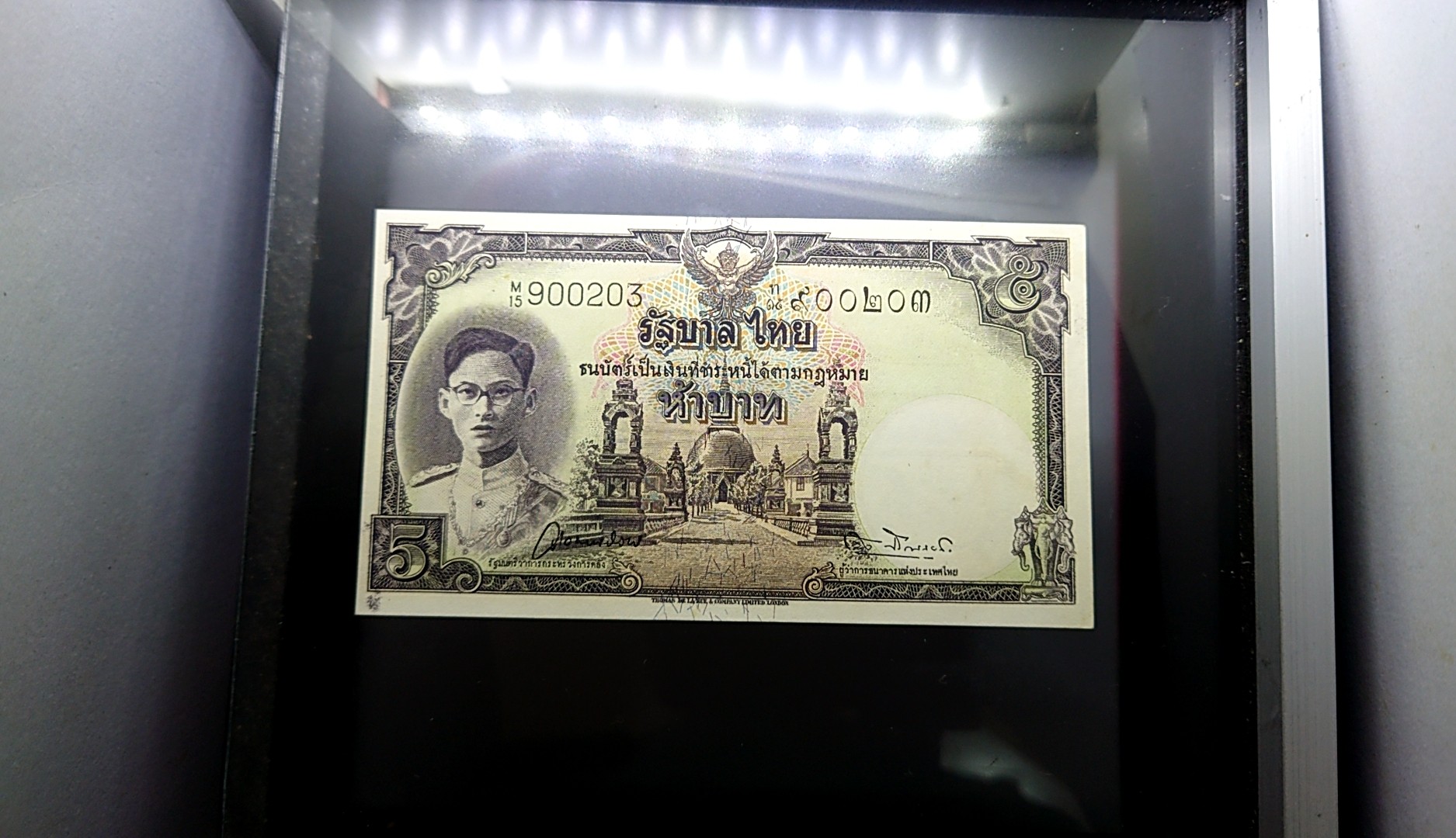 ธนบัตร 5 บาท แบบ 9 รุ่น 2 หน้าหนุ่ม เลขดำ ลายน้ำพาน(โทมัส) ไม่ผ่านใช้ เดิมๆ