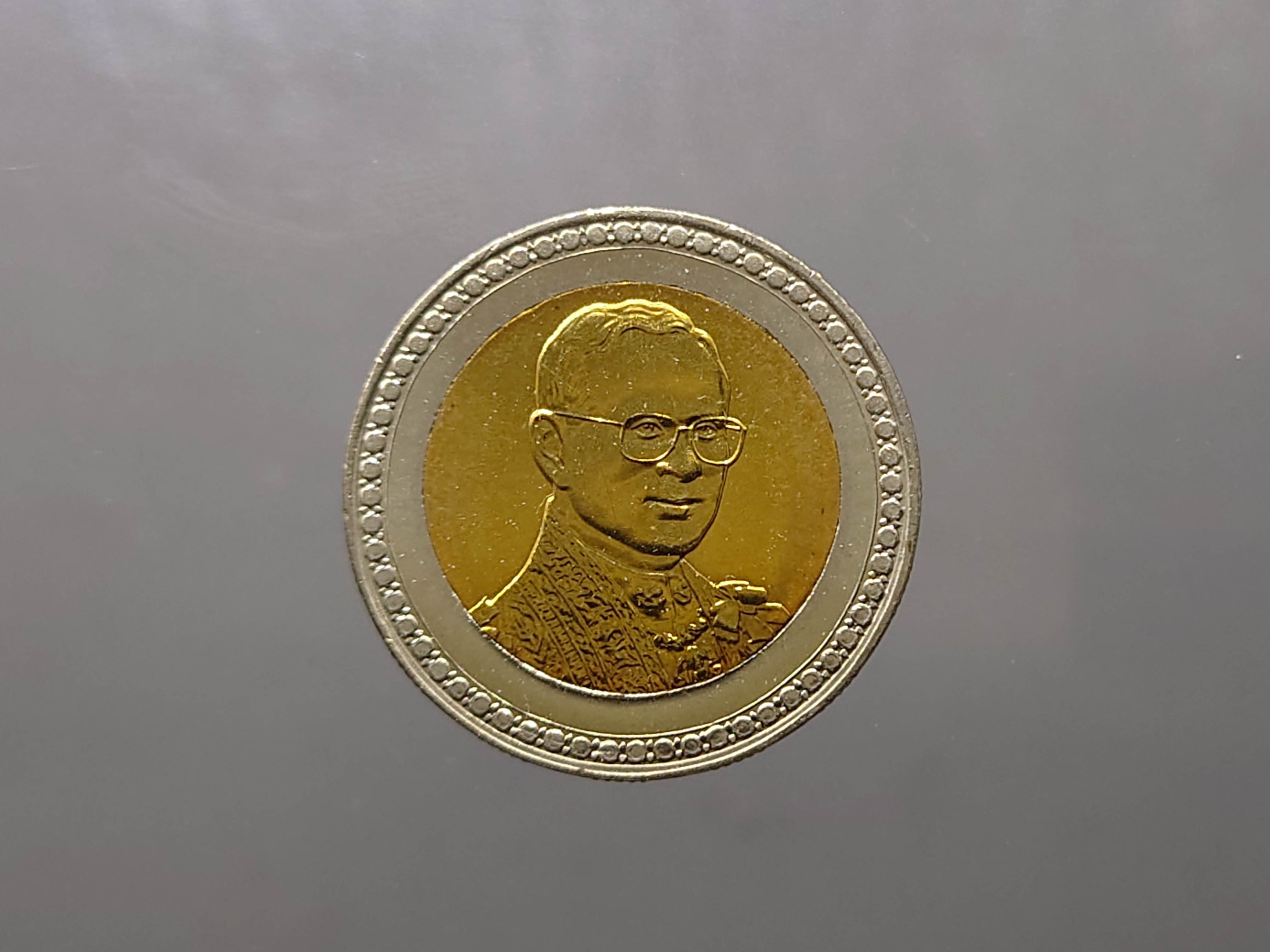 เหรียญกษาปณ์ 10 บาท สองสี ครองราชย์ครบ 60 ปี รัขกาลที่9 ไม่ผ่านใช้