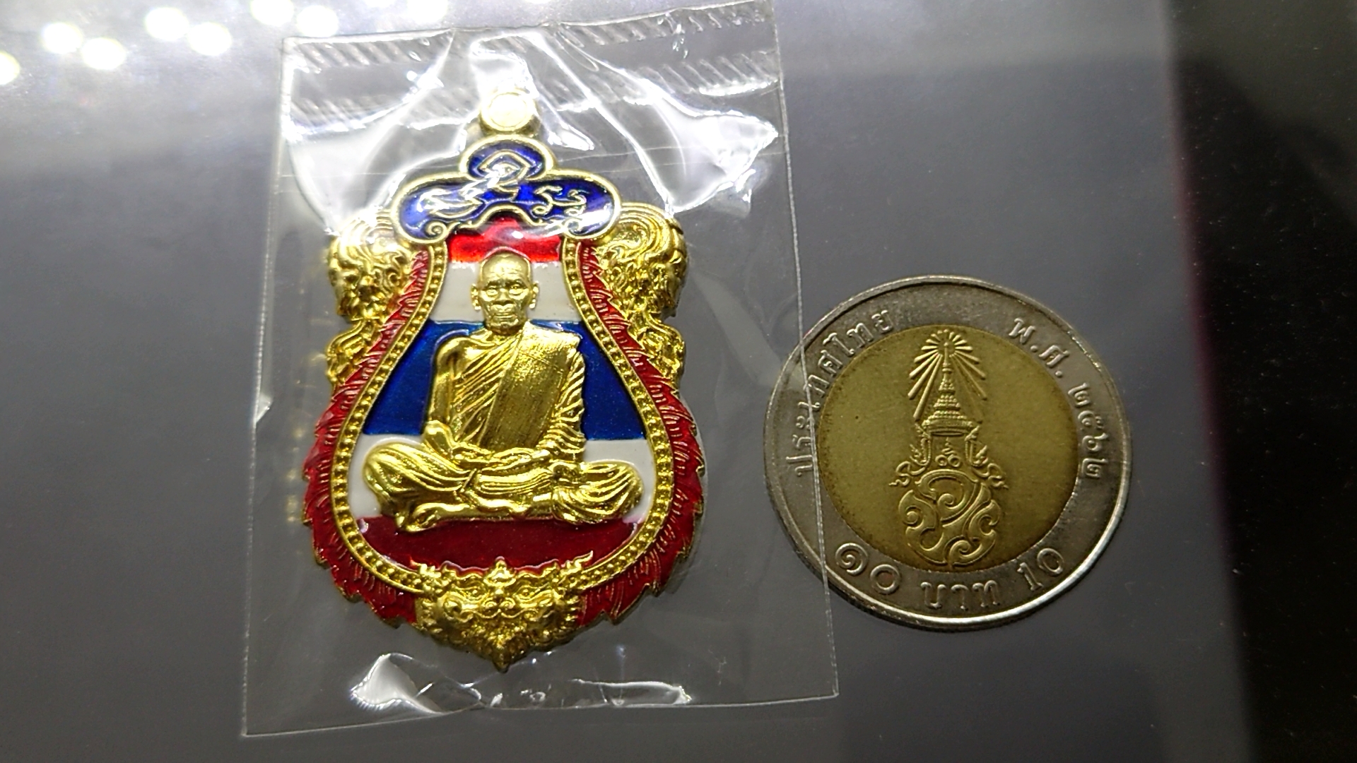 เหรียญรุ่นรวยมหาศาล (เหรียญแถมยกลัง) เนื้อทองทิพย์ ลงยาสีธงชาติ หลวงพ่อพัฒน์ วัดห้วยด้วน โคท 173