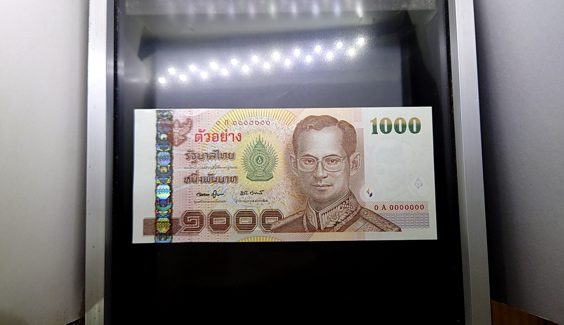 ธนบัตรตัวอย่าง ธนบัตร 1000 แบบ 15 รุ่น 2 พ.ศ.2548 ไม่ผ่านใช้