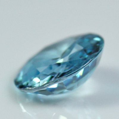 เพทายสีฟ้า (Blue Zircon) 2.81 กะรัต สีหวาน หน้ากว้าง