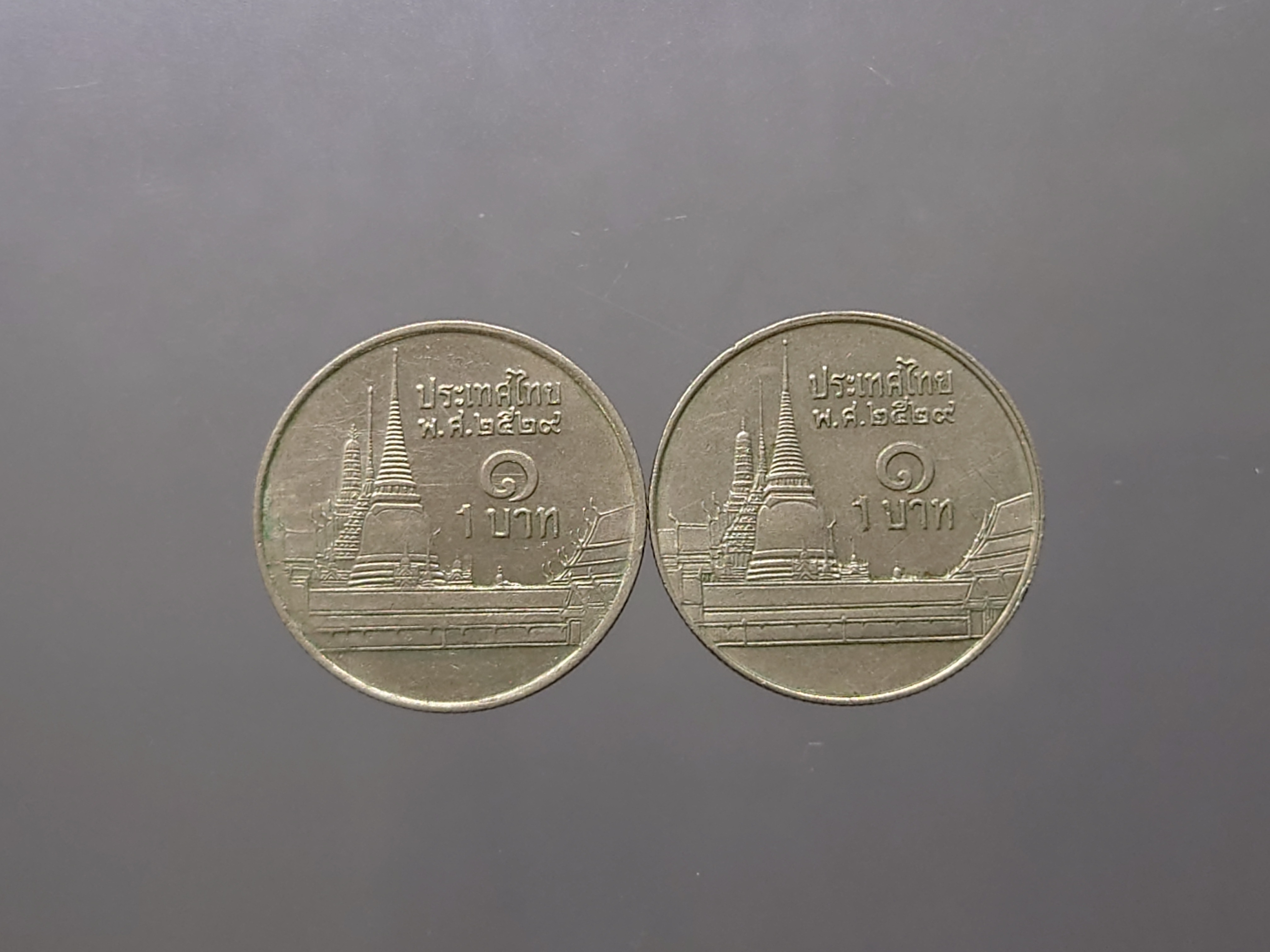 เหรียญ 1 บาท ชุด 2 เหรียญ (ช่อฟ้าสั้น-ยาว) พ.ศ.2529 หลังวัดพระศรืๆ ผ่านใช้งานน้อย สภาพสวย