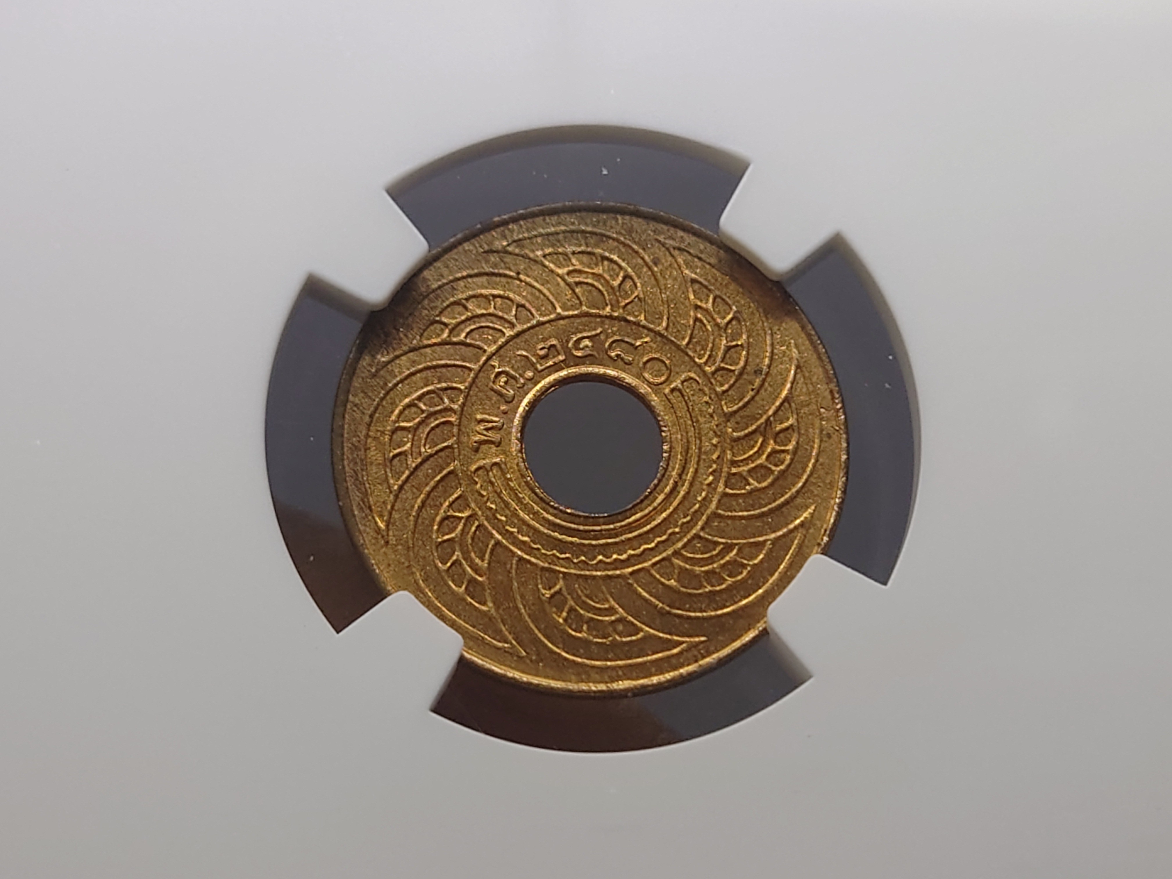 เหรียญเกรดดิ้ง เหรียญ 1/2 สตางค์ รู ทองแดง (เลขศูนย์ กลม) ปี 2480 ไม่ผ่านใช้ MS 65 RB NGC