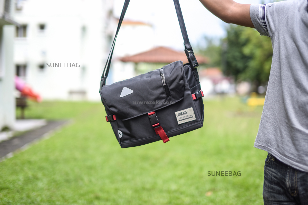 กระเป๋าสะพายข้างผู้ชาย เนื้อผ้า Oxford Spinning กันน้ำสีดำ รหัส A014