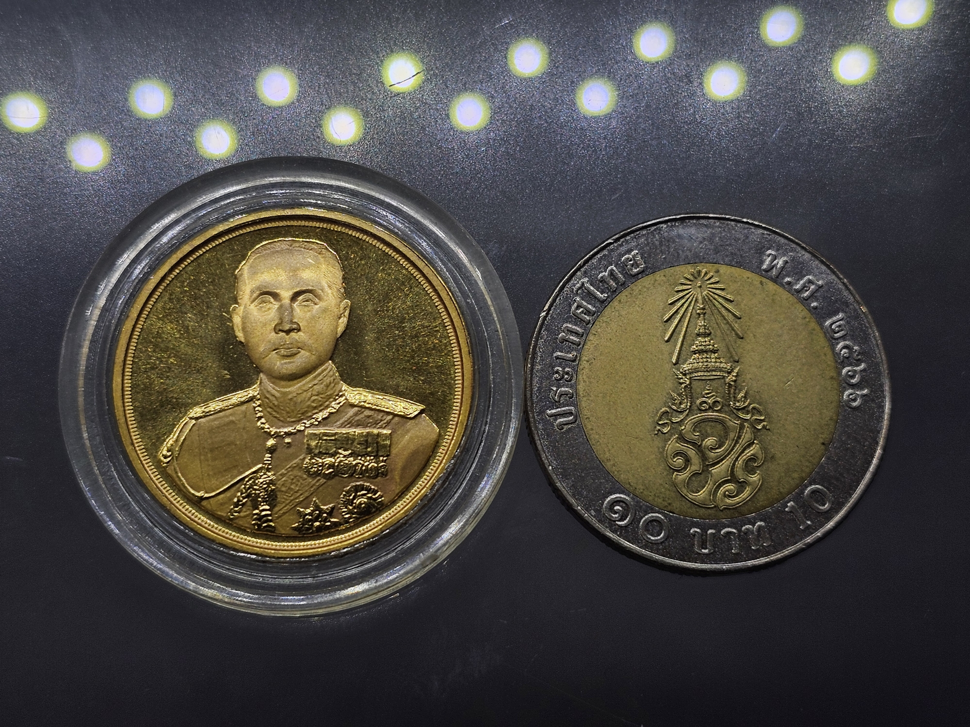 เหรียญเทิดพระเกียรติ จุฬาลงกรณ์ บรมราชาธิราช เนื้อทองแดงชุบทอง พิมพ์เล็ก บล็อกเพิร์ทมิ้นท์ หลวงพ่อเกษม เขมโก สำนัก ไตรลักษณ์ ปี2537 พร้อมตลับเดิม