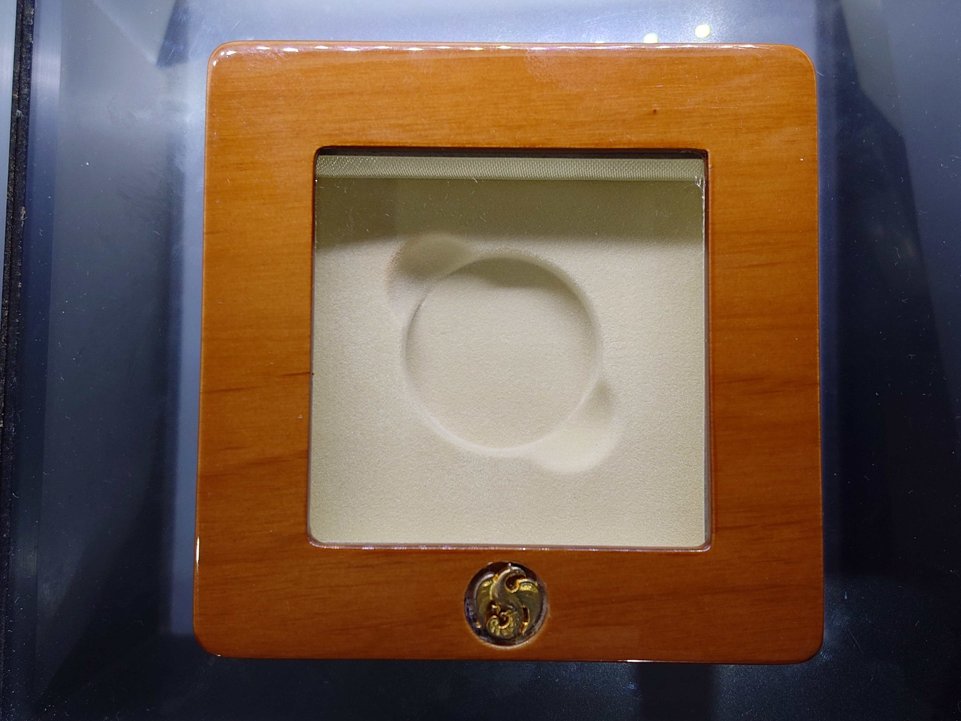 กล่องไม้ฝาใส ตรงรุ่นสำหรับใส่เหรียญทองคำขัดเงา ที่ระลึกพระราชพิธีบรมราชาภิเษก รัชกาลที่ 10 พ.ศ. 2562 พร้อมใบเซอร์ ผ่านใช้ สภาพสวย 95 %