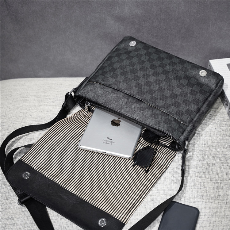 กระเป๋าสะพายข้างผู้ชาย กระเป๋าหนังผู้ชาย รหัส A023