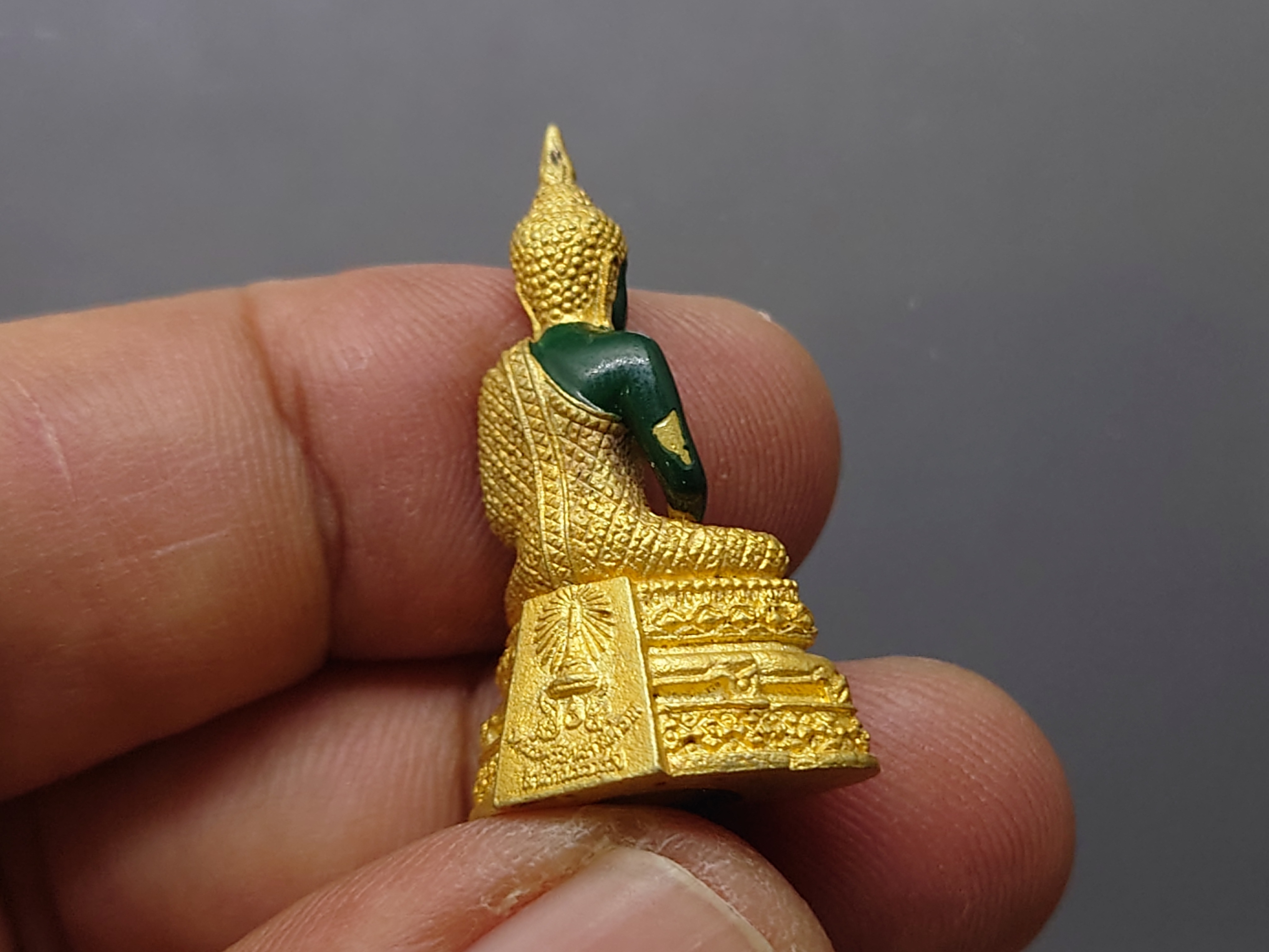 พระแก้วมรกต ทรงเครื่องฤดูฝน เนื้อโลหะเคลือบสีเขียว เครื่องทรงชุบทอง ขนาดสูง 3 เซน สำนักพระราชวัง สร้าง พุทธาภิเษก ณ วัดพระศรีรัตนศาสดาราม พ.ศ.2547