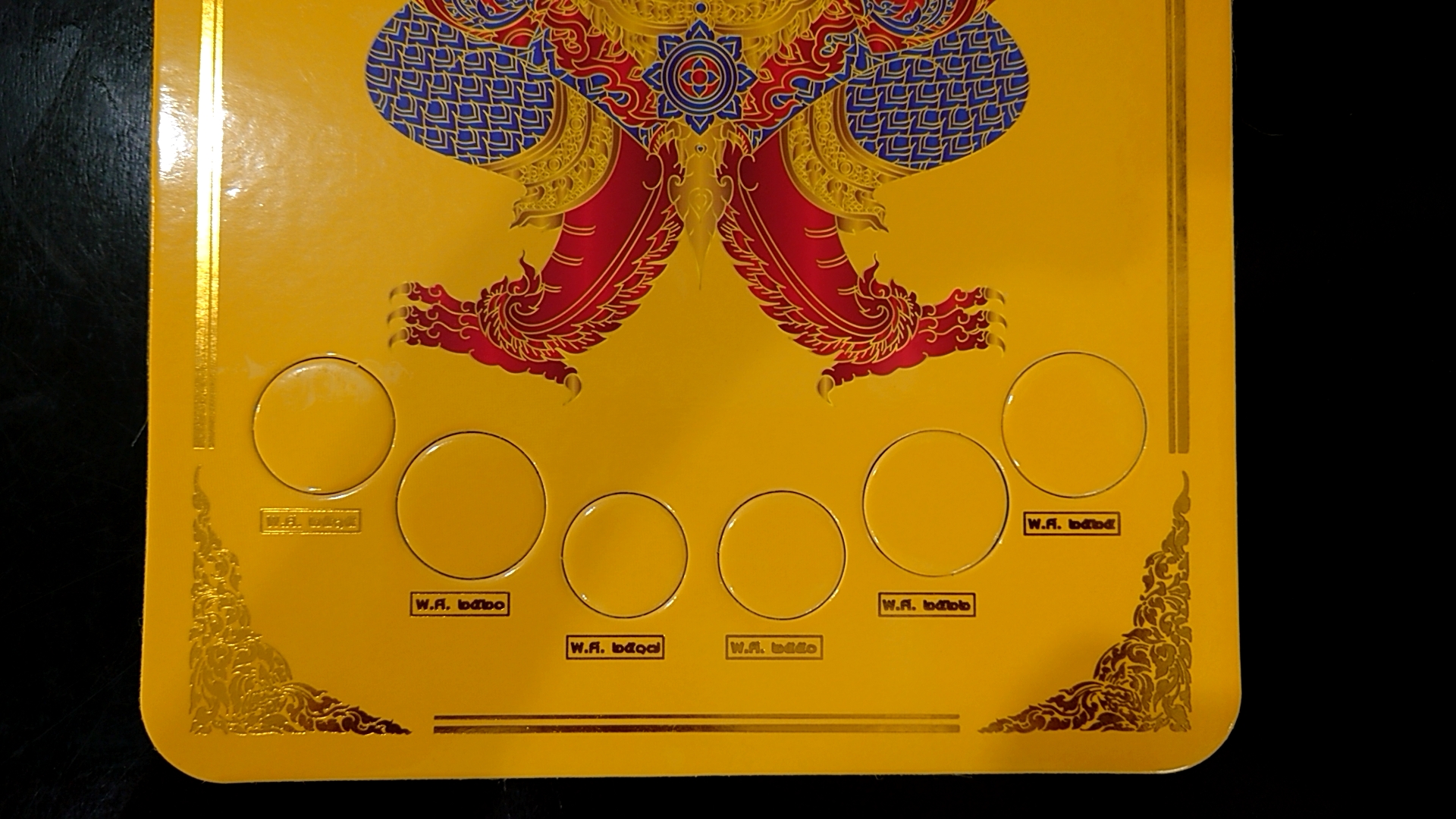 แผงใส่เหรียญกษาปณ์ ชุดหลังครุฑ 6 ช่อง สีเหลือง ขนาด (35x21.5 เซ็น)