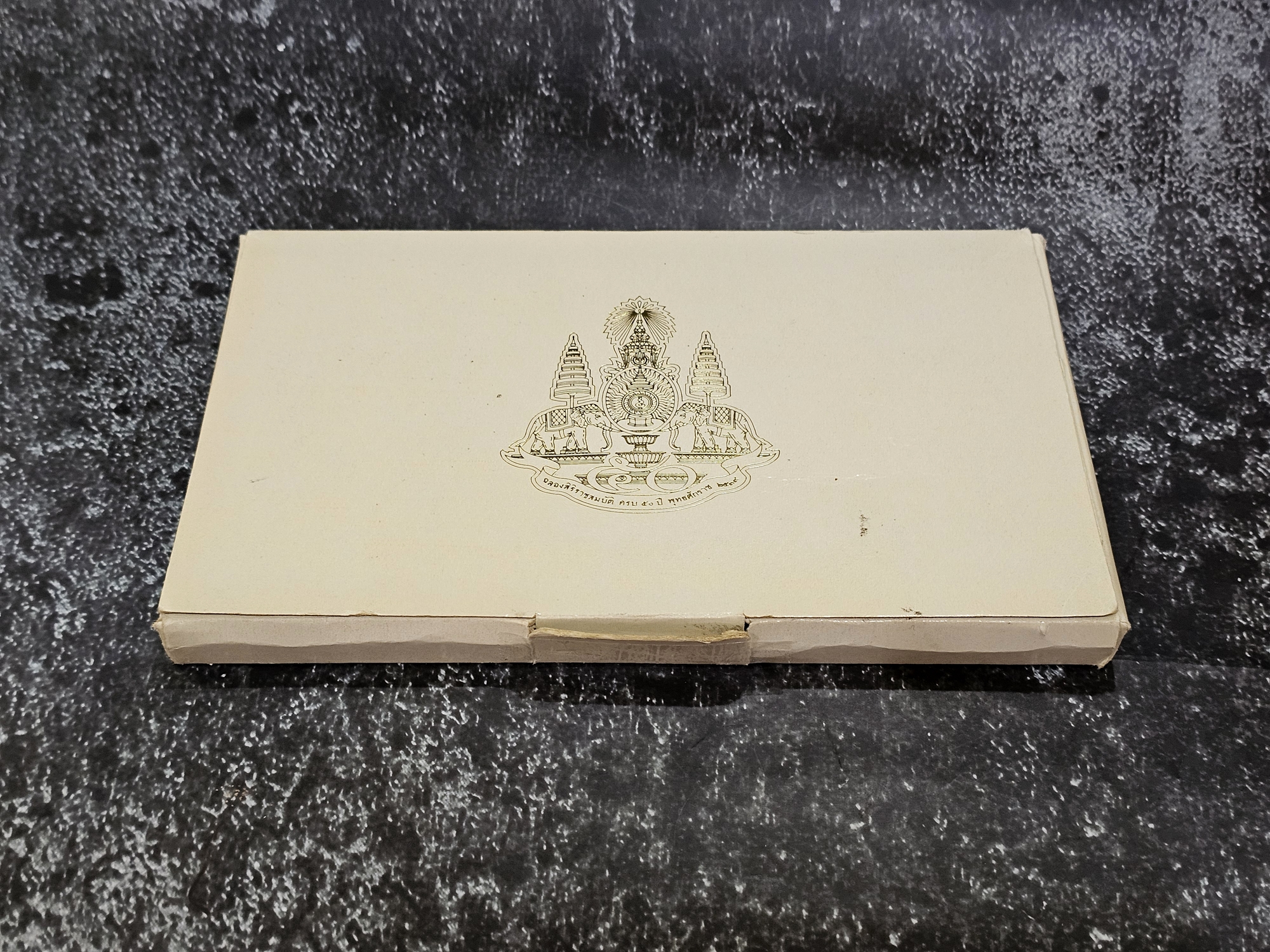 ธนบัตรที่ระลึก 500 บาท แบบพิเศษ ฉลองสิริราชสมบัติครบ 50 ปี พร้อมปกผ้าใหม หนังสือและกล่อง (ไม่มีซองขาว)