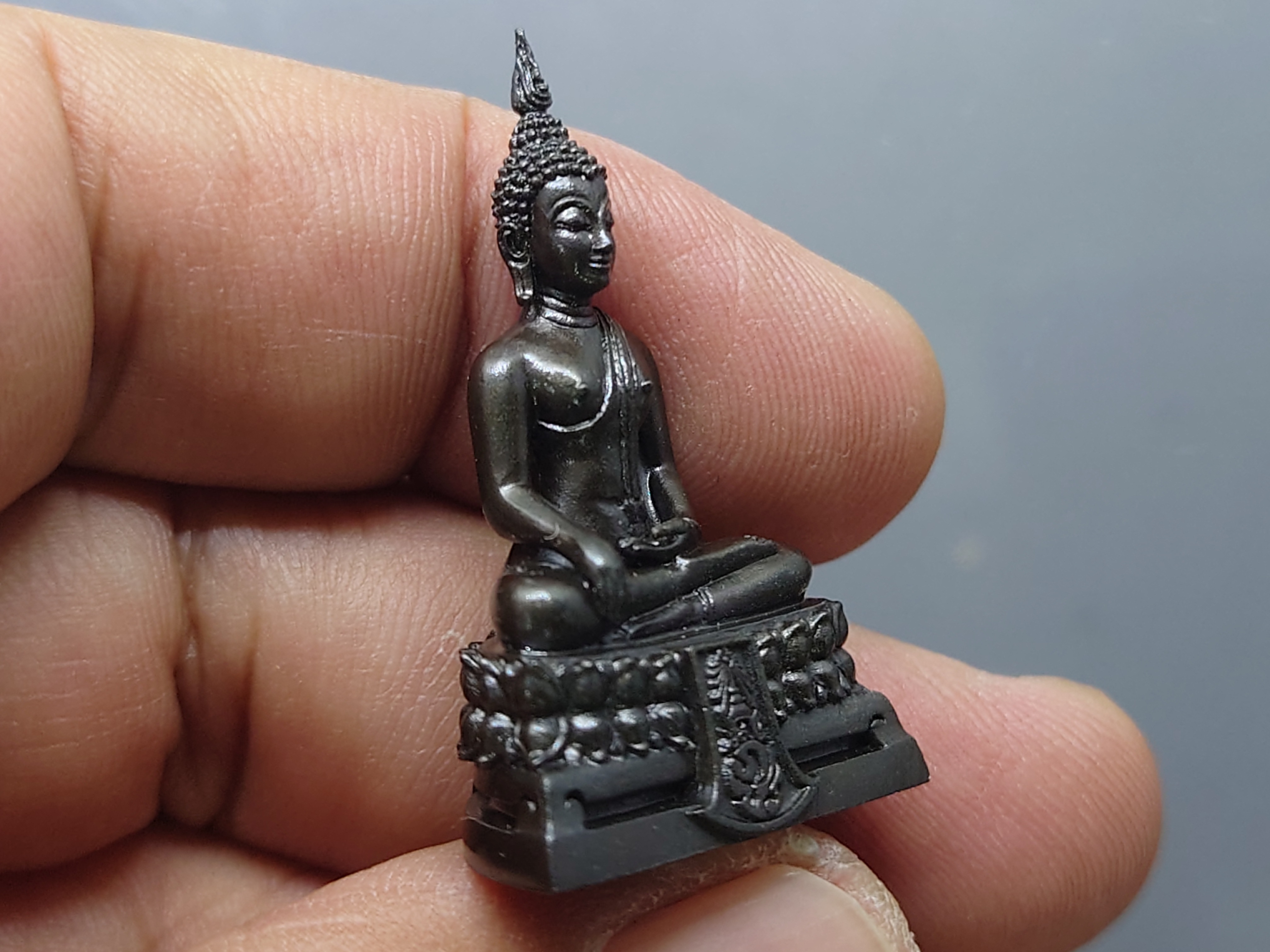 พระกริ่งคุ้มเกล้า ภปร.พิมพ์ใหญ่ เนื้อนวะโลหะ รมดำ ใต้ร่มพระบารมี คุ้มเกล้าฯ 60 ปี โรงพยาบาลภูมิพลฯ ปี2552 พร้อมตลับเดิม