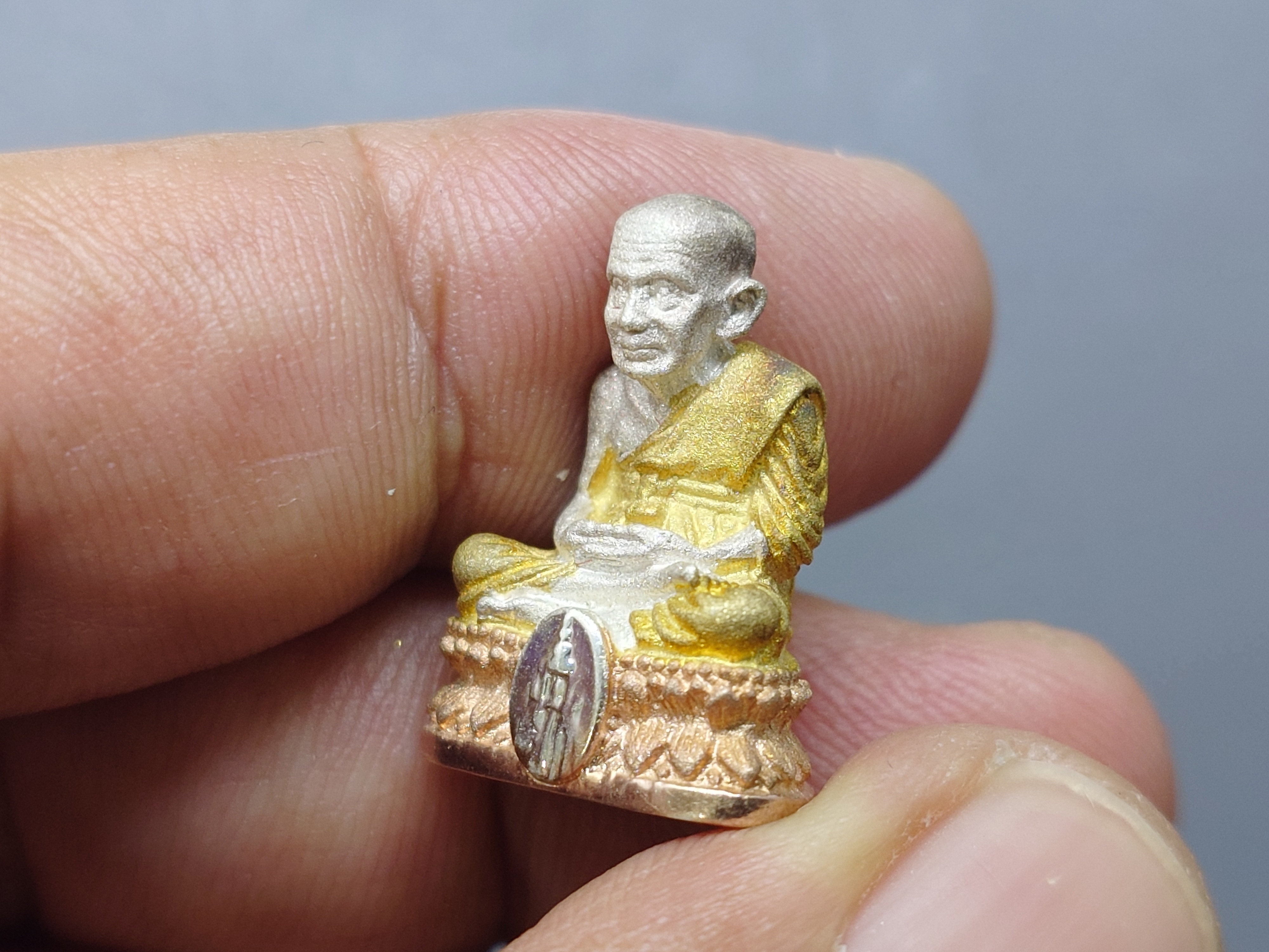 หลวงปู่ทวด ที่ระลึกเฉลิมพระเกียรติ 50 พรรษา พระบรมโอรสาธิราชๆ เนื้อเงิน-สามกษัตริย์ พุทธาภิเษก ณ วัดพระศรีๆ 2544 พร้อมกล่องเดิม