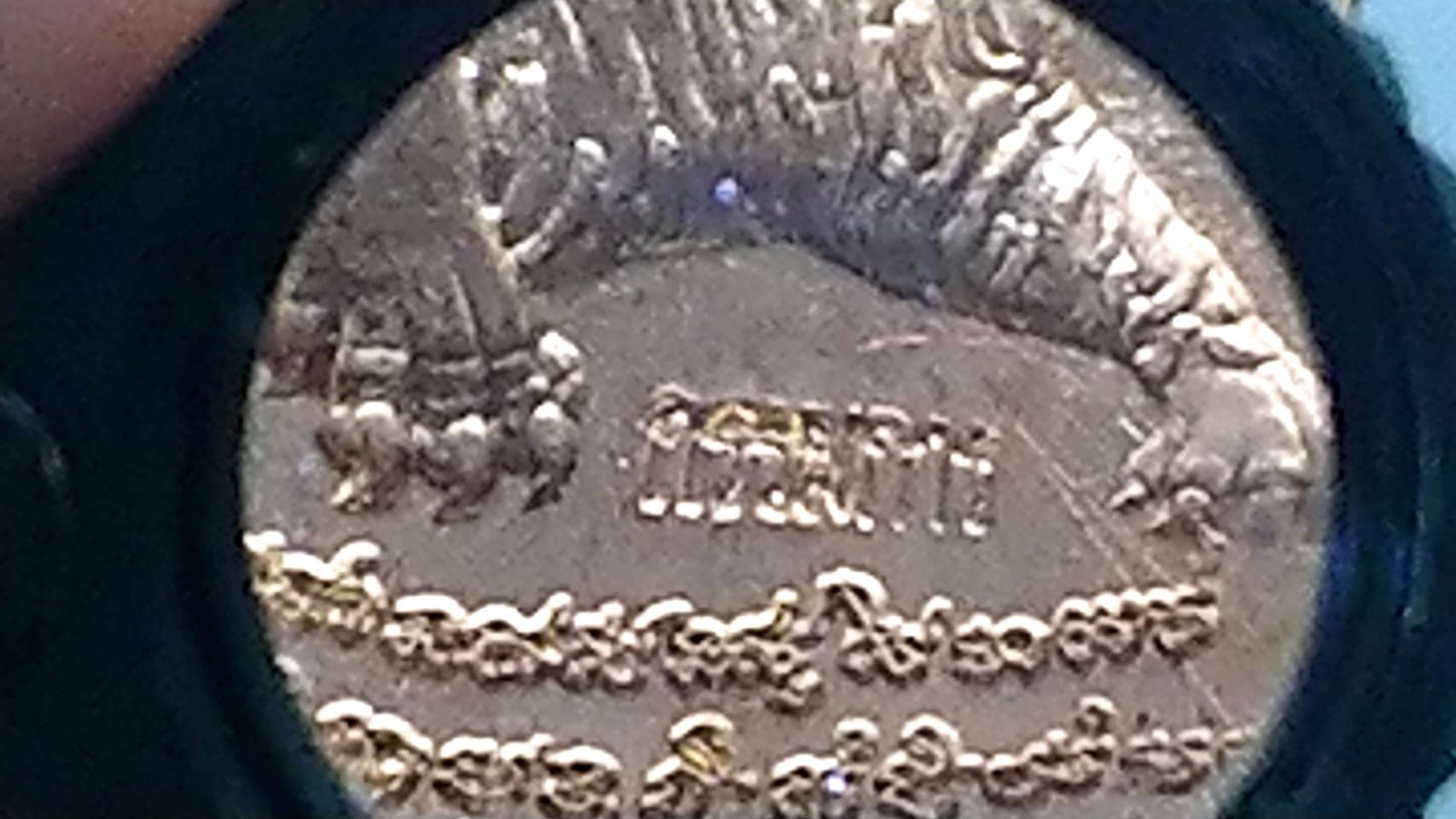 เหรียญเสมาเสือคาบดาบ รุ่น2 เนื้อนวะ หน้ากากชุบทองลงยาธงชาติ(ตอกกรรมการ) ขอบแดงซุ้มน้ำเงิน หลวงพ่อพัฒน์ วัดห้วยด้วน โคท 132