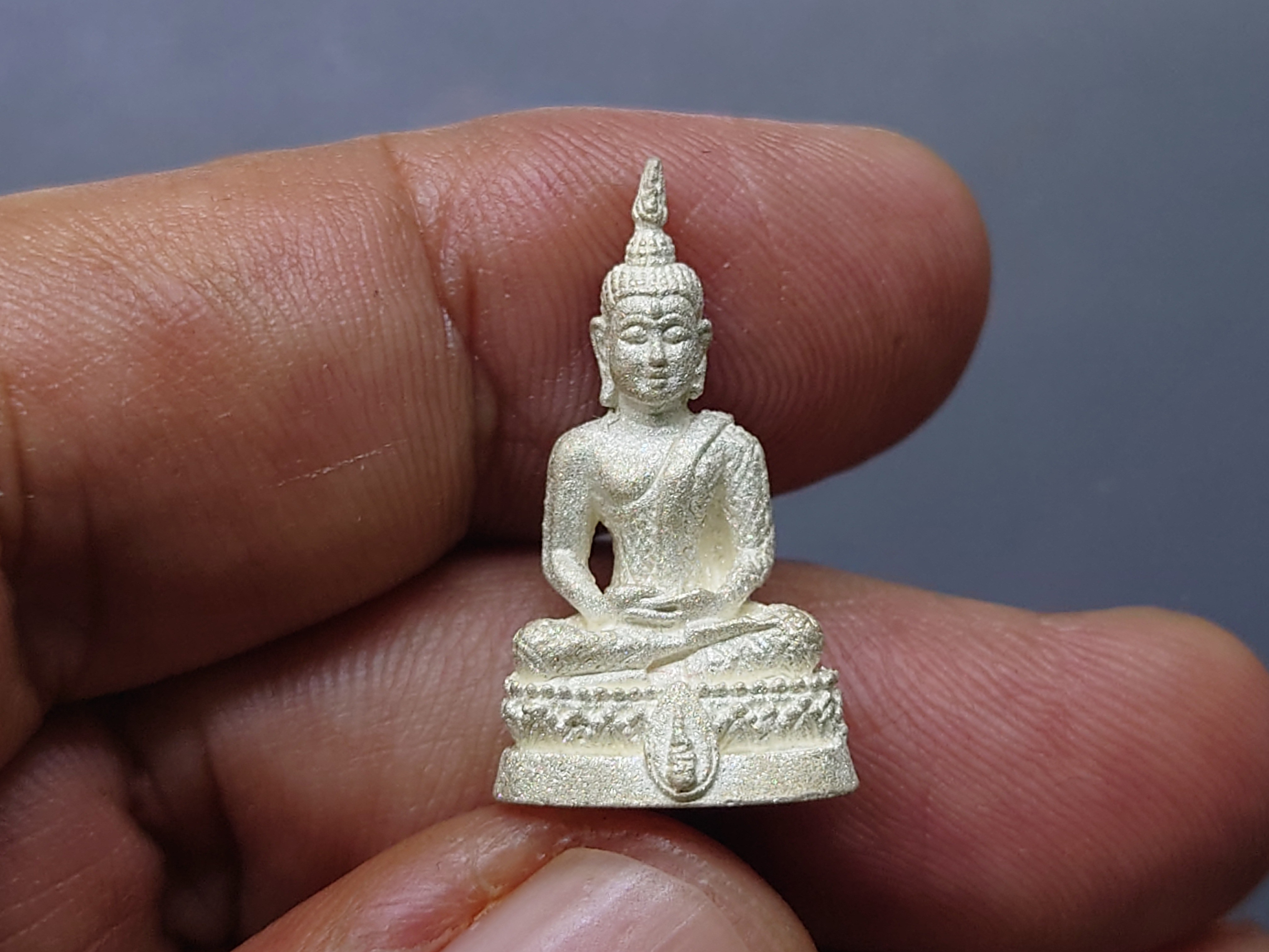 พระแก้วมรกต สธ.ทรงฤดูฝน ลอยองค์ เนื้อเงินพ่นทราย สมเด็จพระเทพฯจัดสร้าง วัดบวรนิเวศวิหาร ปี 2538 พร้อมกล่องเดิม รับประกันแท้