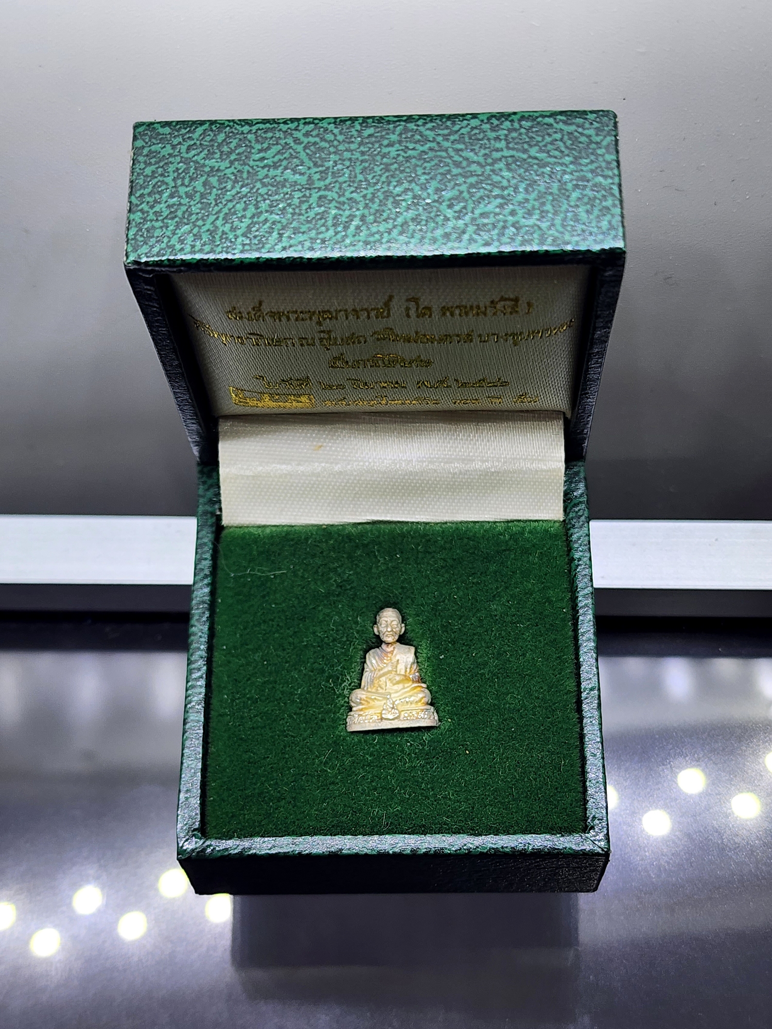 สมเด็จพระพุฒาจารย์(โต พรหมรังสี)ลอยองค์ เนื้อเงิน พิมพ์เล็ก สูง 1.6 เซ็น วัดใหม่อมตรส บางขุนพรหม พ.ศ.2540 พร้อมกล่องเดิม