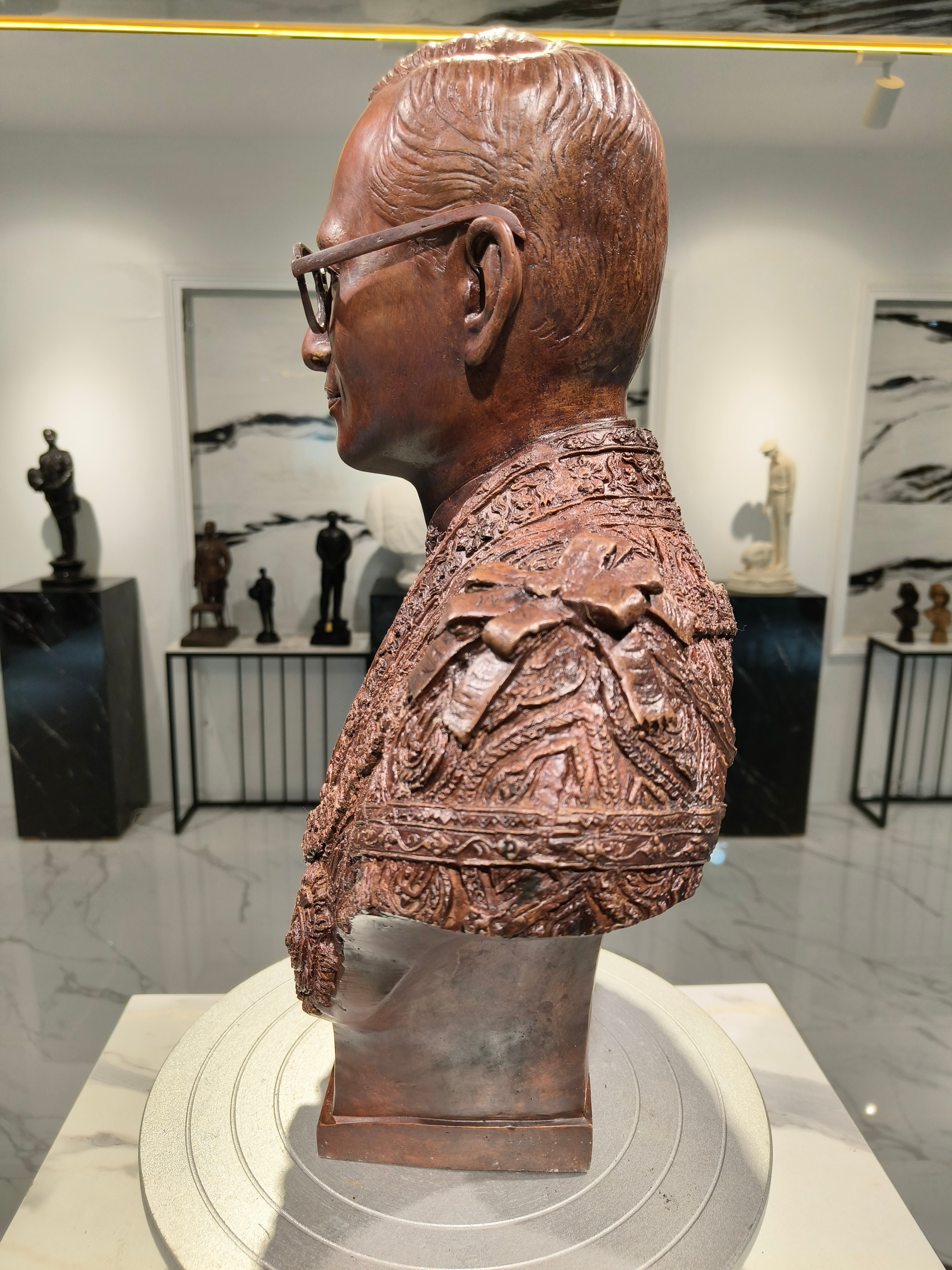 รูปหล่อ ในหลวง รัชกาลที่ 9 ร.9 ครึ่งพระองค์ ขนาดกลาง งานศิลปิน