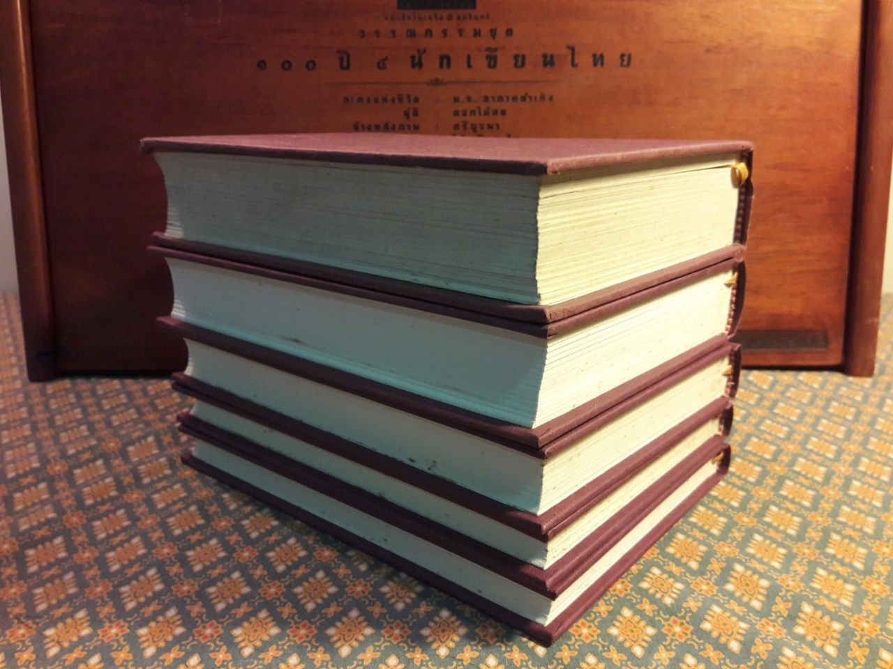 วรรณกรรมชุด 100 ปี 4 นักเขียนไทย (ละครแห่งชีวิต, ผู้ดี, ข้างหลังภาพ, ขุนศึก, 400 คำถาม)+กล่องไม้ No.2049+แสตมป์ No.2049