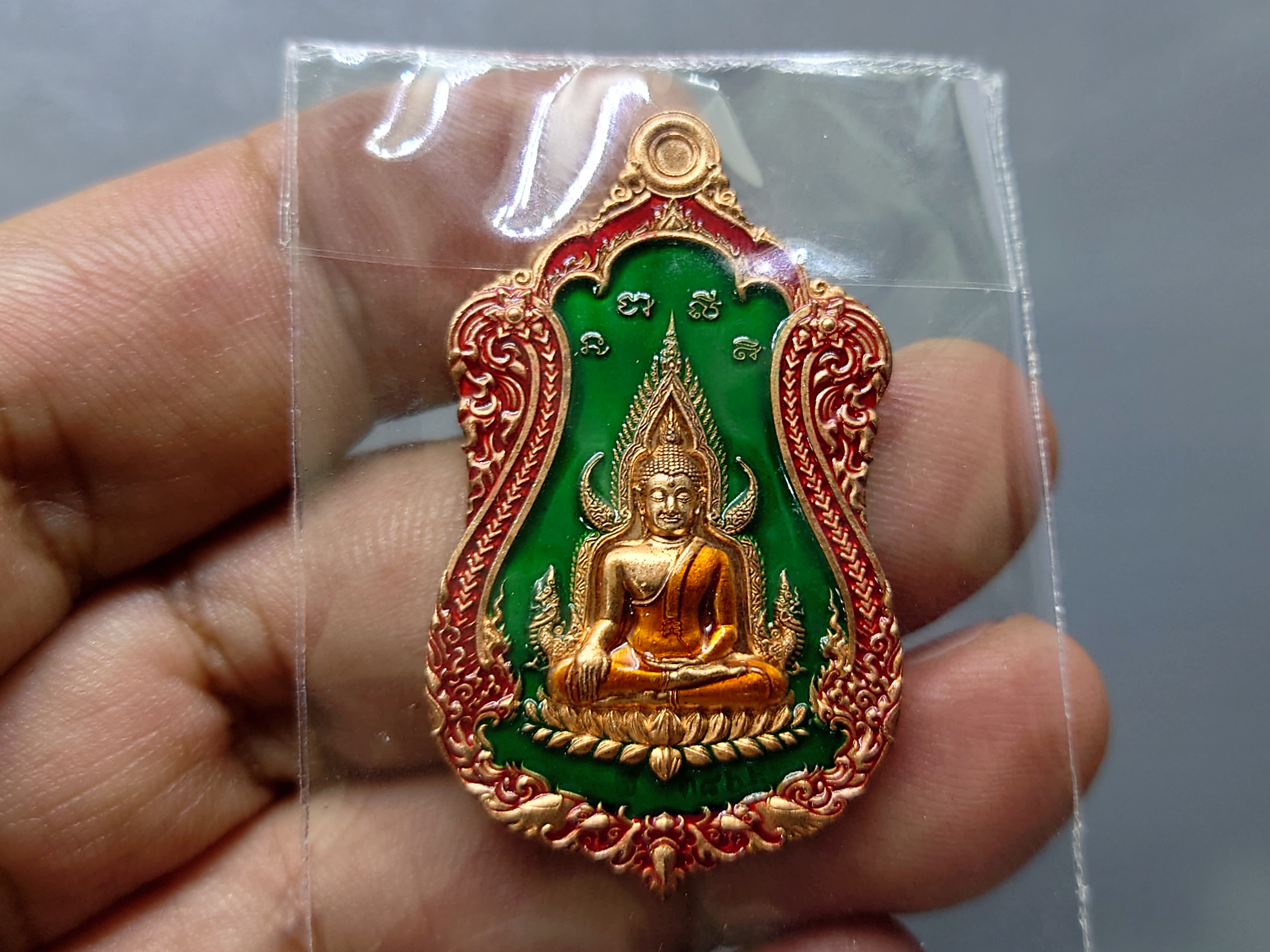 พระพุทธชินราช หลัง ท้าวเวสสุวรรณ รุ่นขุมทรัพย์มหาเทพ เนื้อทองแดงลงยา 2 หน้า พื้นเขียว วัดสุทัศน์ๆ มูลนิธิมิราเคิ่ลออฟไลฟ์ๆ จัดสร้าง ปี2565