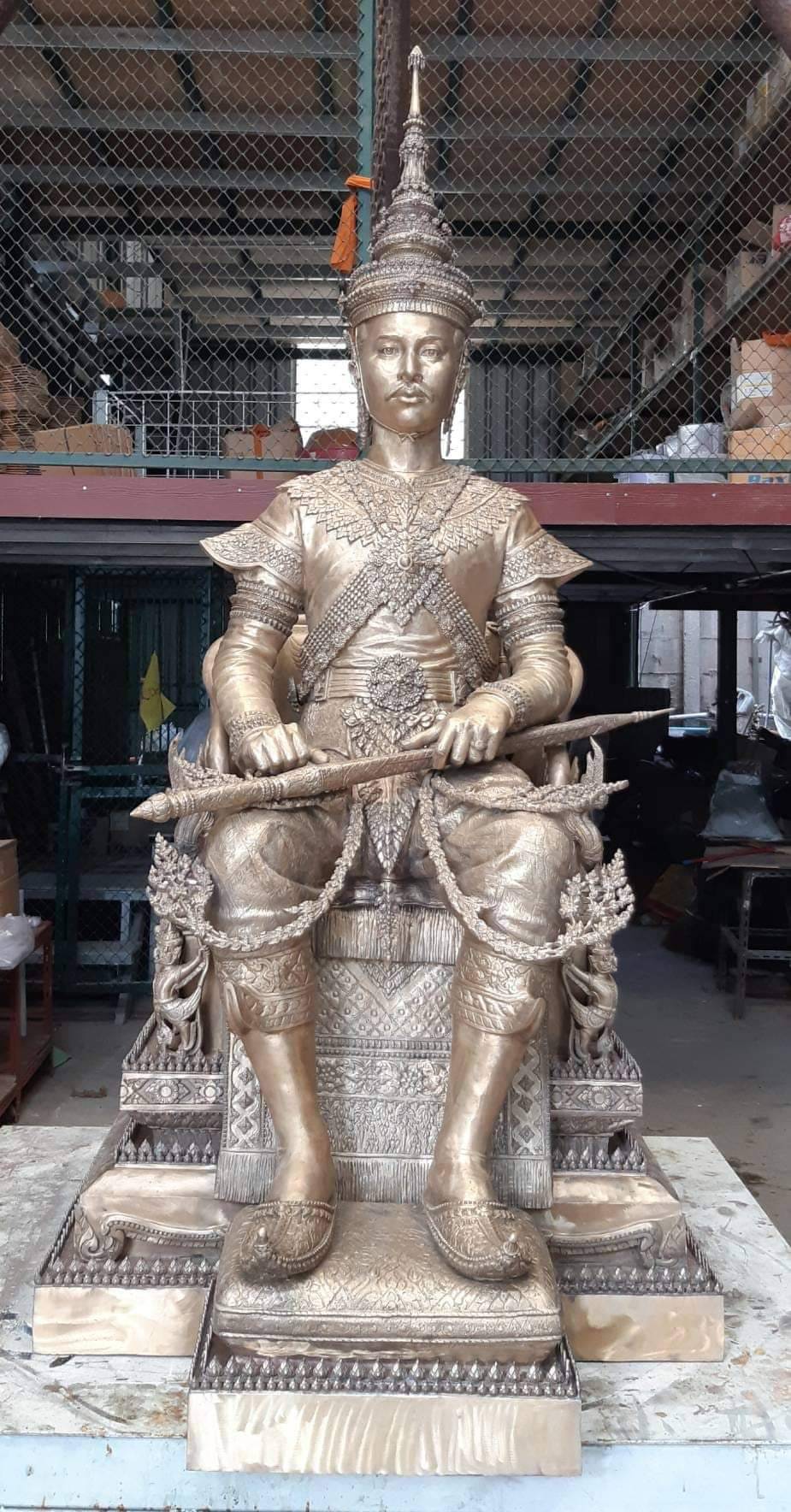 รูปหล่อในหลวง รัชกาลที่ 5 ร.5 นั่งบัลลังก์ ขนาดเท่าคนจริง