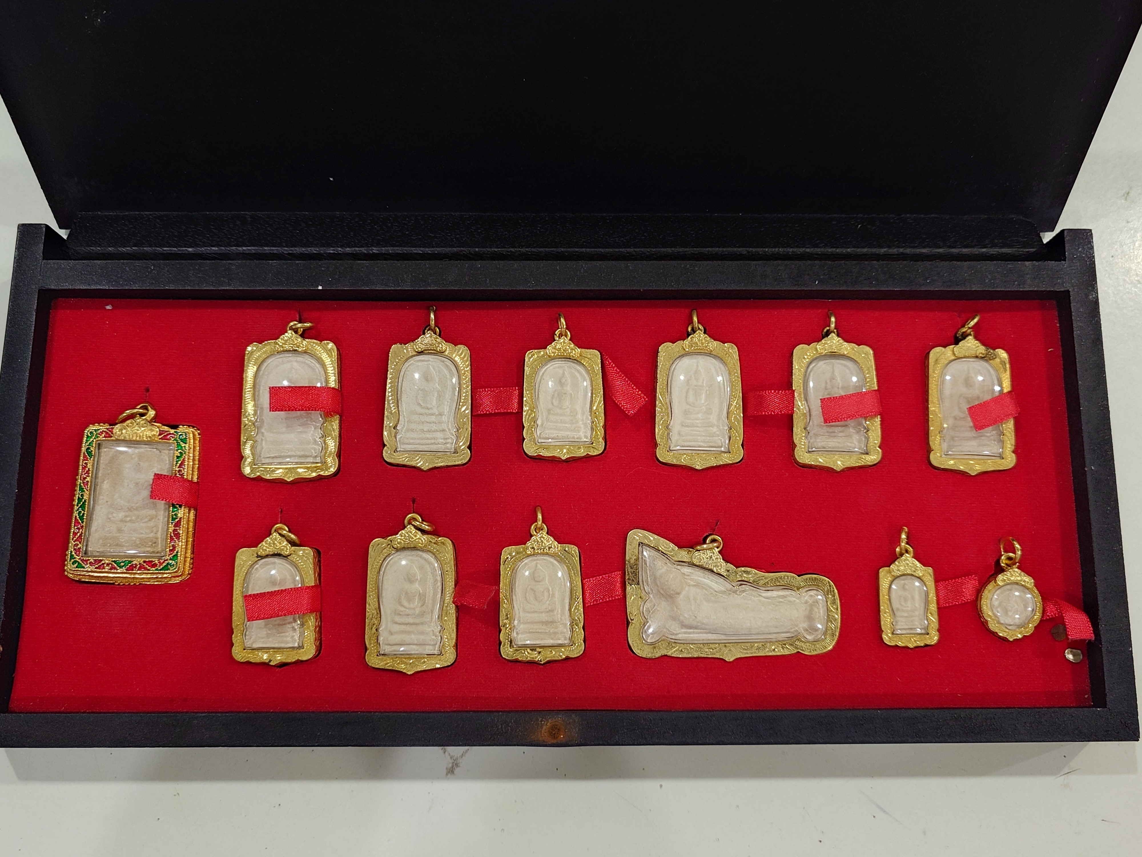 พระสมเด็จบางขุนพรหม ย้อนยุค 09 (ชุดกรรมการ 13 องค์ ) เนื้อผงสมเด็จเก่า จัดสร้างโดยวัดระฆังโฆสิตาราม วรมหาวิหาร คณะ ๙ พร้อมเลี่ยมกรอบไมคอน ปี2557 กล่องเดิม