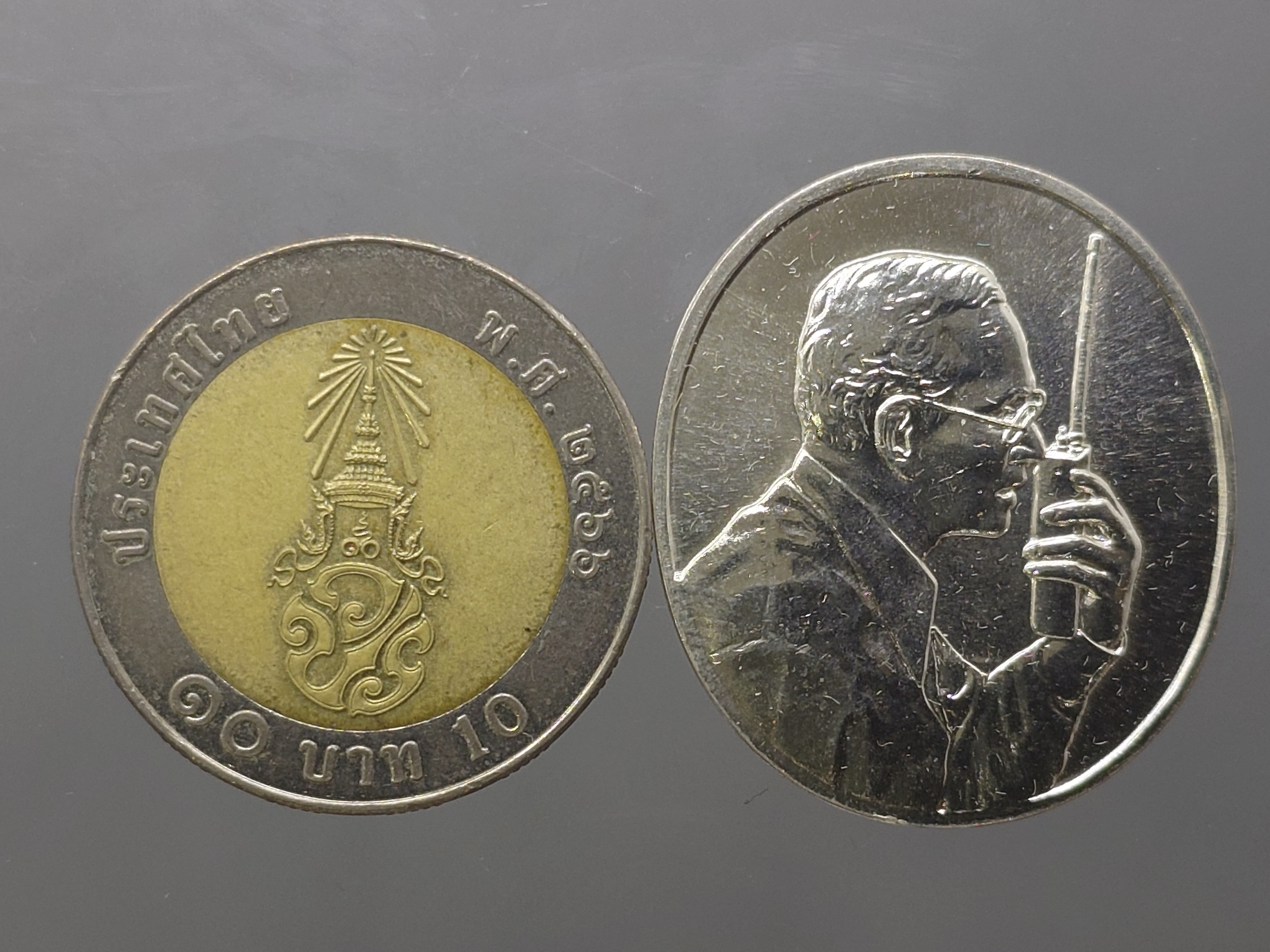 เหรียญในหลวงทรง วอ.เนื้อเงิน ที่ระลึกเฉลิมพระเกียรติพระราชกรณียกิจด้านการสื่อสาร พศ.2539 พร้อมกล่องเดิมๆ