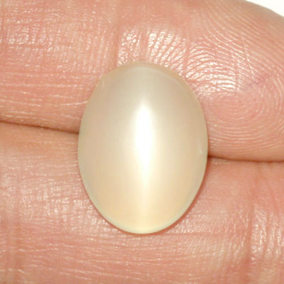 มูนสโตนตาแมว หรือ มุกดาหารตาเเมว (Cat's eye Moonstone) 12.32 กะรัต รูปไข่ เนื้อเนียน มีตาเเมว