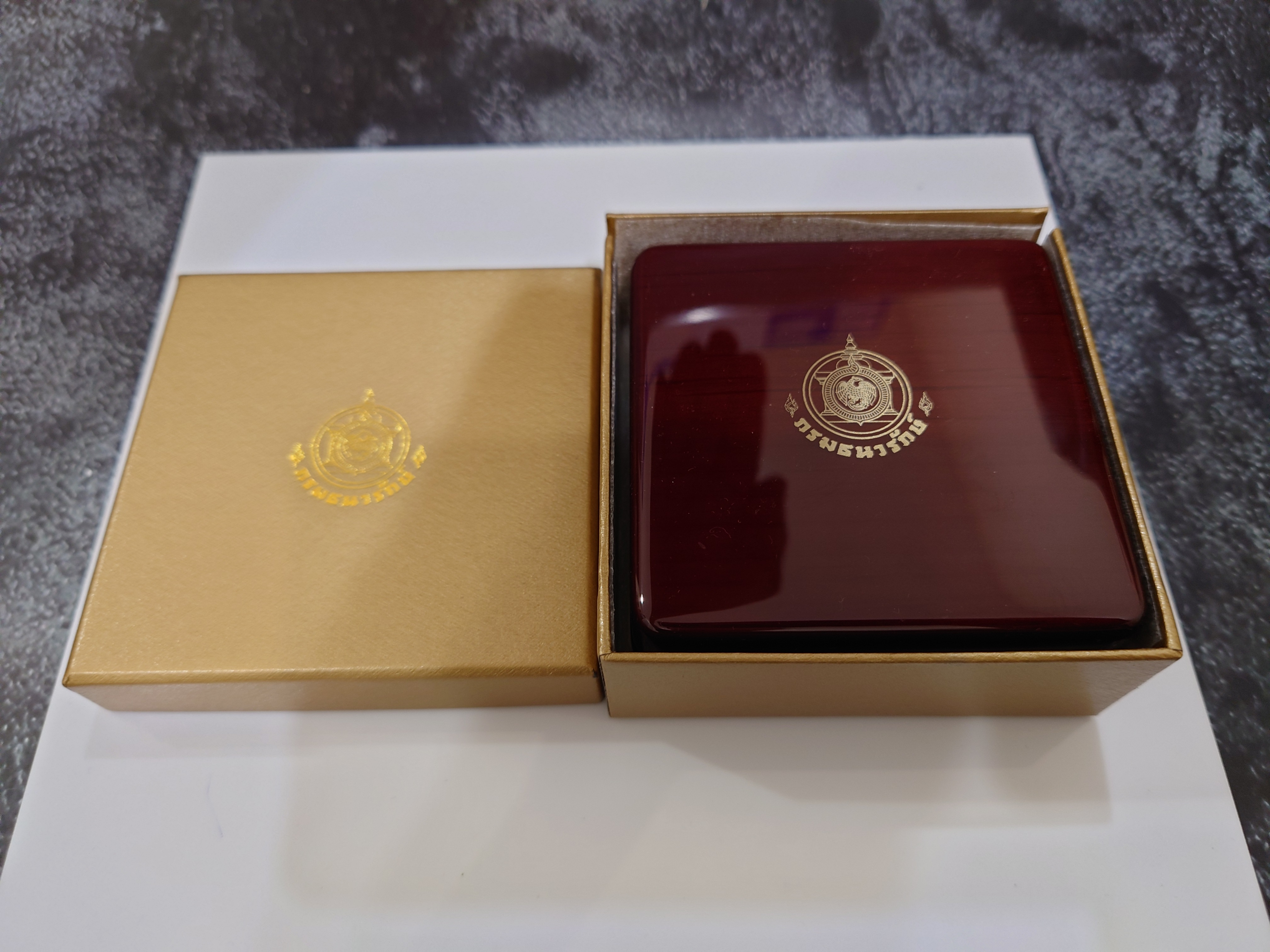 กล่องไม้ใส่เหรียญทองคำ 4 เหลี่ยม (หรือใส่เหรียญขนาดตลับวงนอก 4.5 เซน) จากกรมธนารักษ์ ผ่านใช้ สภาพสวย 95 %