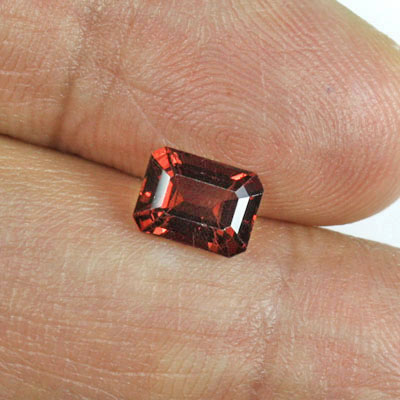 สปิเนลสีส้มน้ำตาลอมแดง (Spinel) 1.56 กะรัต รูปเหลี่ยมมรกต รูปร่างดี
