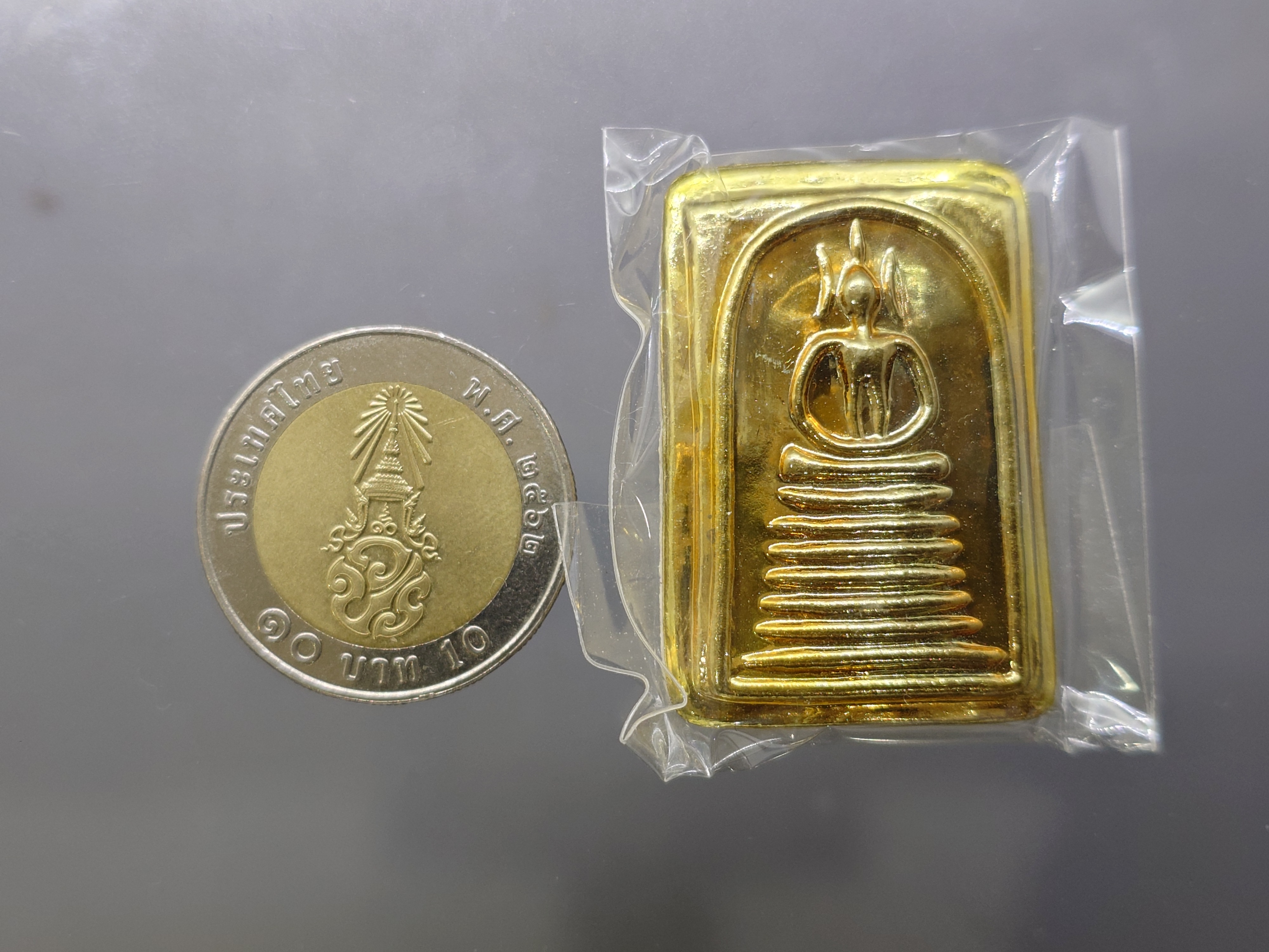 สมเด็จพิมพ์เกศไชโย มีเงิน-มีทอง หน้ากากทองเหลือง หลังแผ่นหัวใจพระคาถาชินบัญชร เนื้อทองเหลือง วัดอินทรวิหาร บางขุนพรหม ปี2552 พร้อมกล่องเดิม