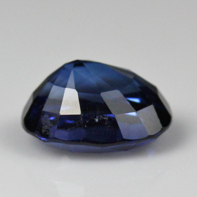 **ขายแล้ว**ไพลิน (Blue Sapphire) 1.35 กะรัต สีน้ำเงินสด น้ำสวย รูปร่างไข่