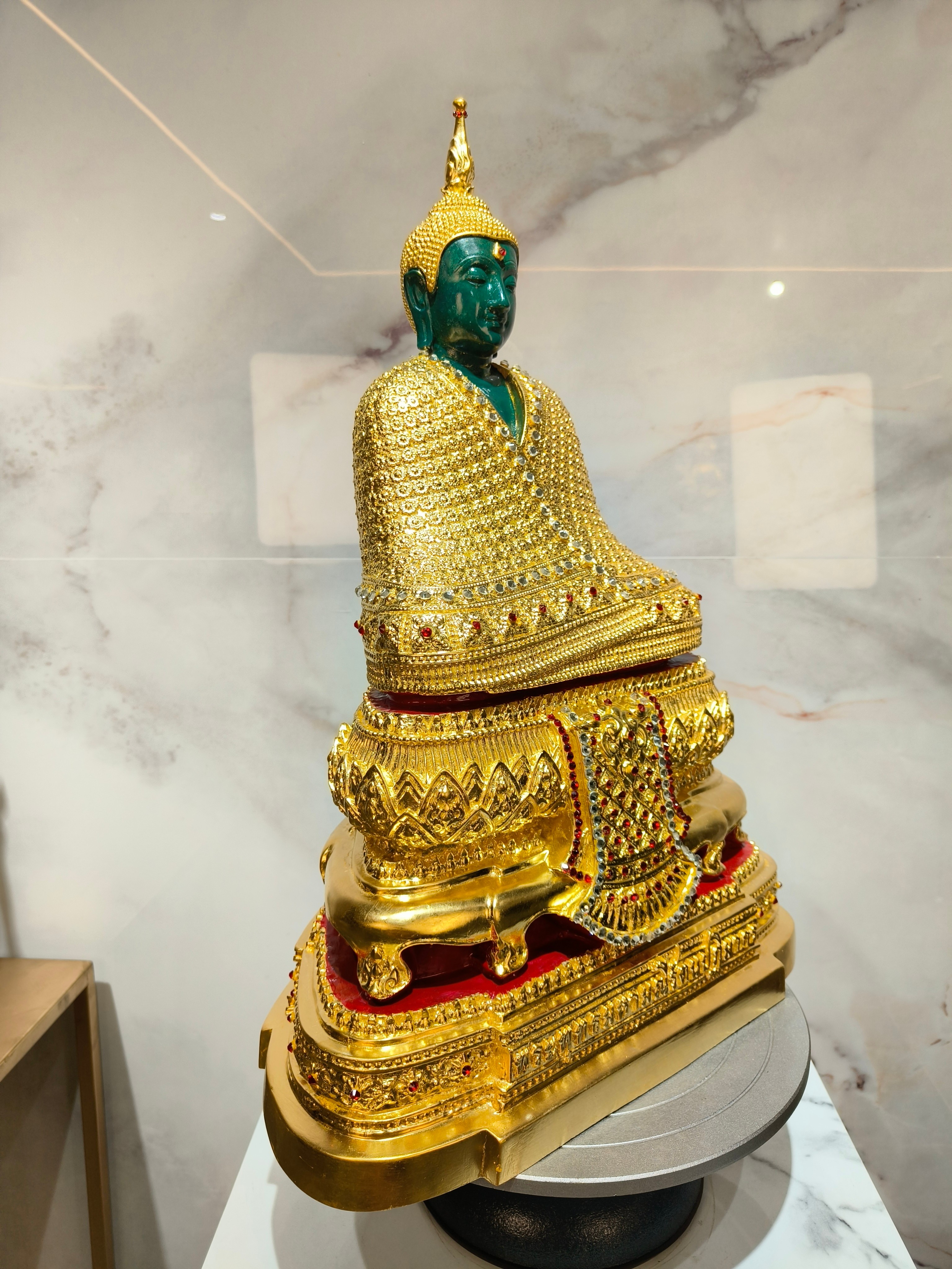 พระพุทธรูป พระแก้วมรกต ทรงเครื่องฤดูหนาว หน้าตัก 9 นิ้ว