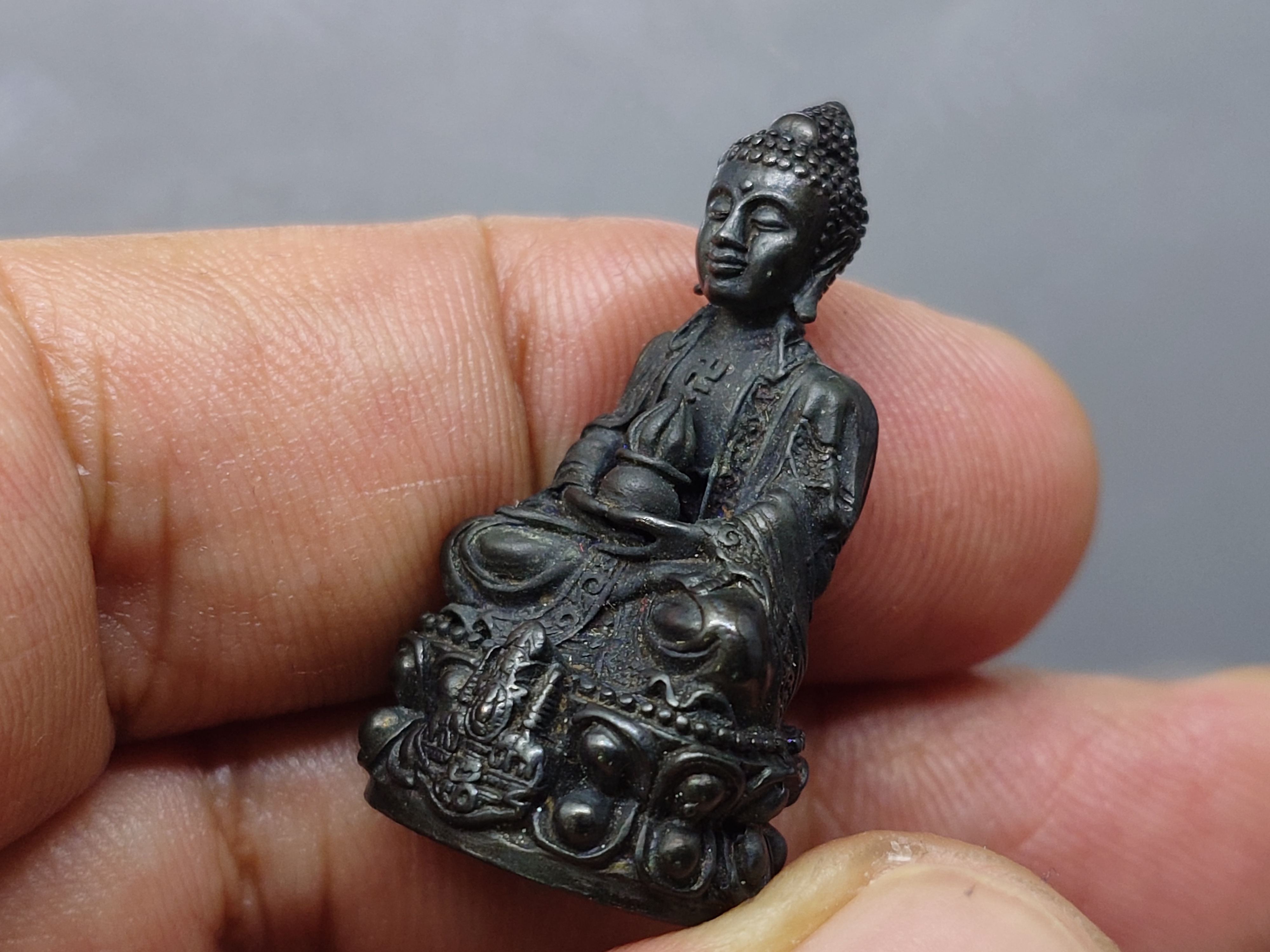 พระกริ่งยูไลฮุก โครงการพัฒนาบูรณะพระอุโบสถ วัดแก้วแจ่มฟ้า เนื้อนวะโลหะพิเศษผสมทองคำ (แจกเฉพาะกรรมการ) สร้างเนื่องในวาระ พระบาทสมเด็จพระเจ้าอยู่หัว ทรงครองสิริราชสมบัติครบ 50 ปี พ.ศ.2539 พร้อมกล่องเดิม