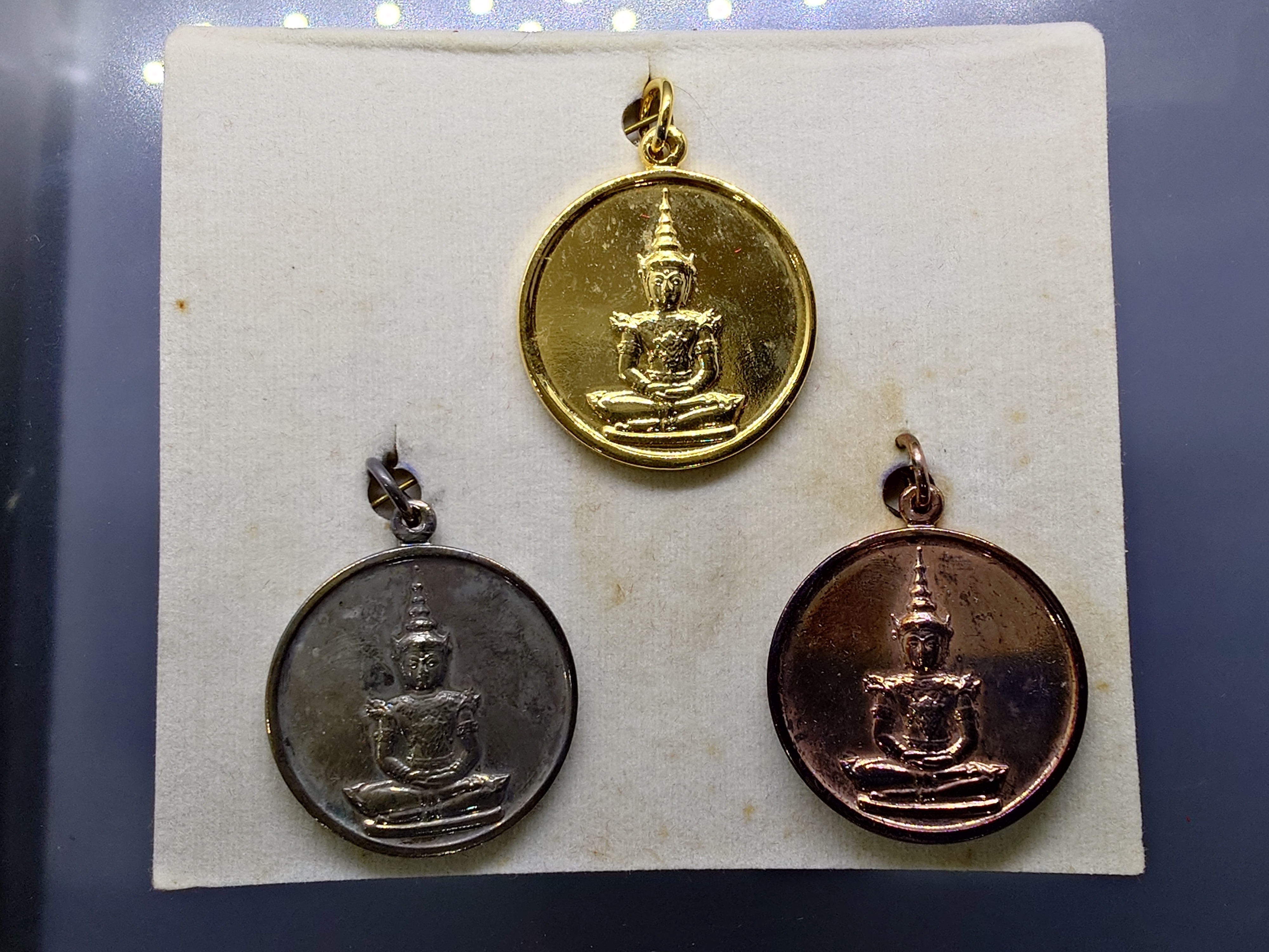 พระแก้วมรกต ที่ระลึกในการซ่อมบูรณฉัตร (ชุด 3 เนื้อ กาหลั่ยทอง เงิน นาค) พระเทพฯ ทรงจัดสร้าง (หลวงปู่ดู่ ร่วมปลุกเสก) วัดพระศรีรัตนศาสดาราม พ.ศ.2531 พร้อมกล่องเดิม