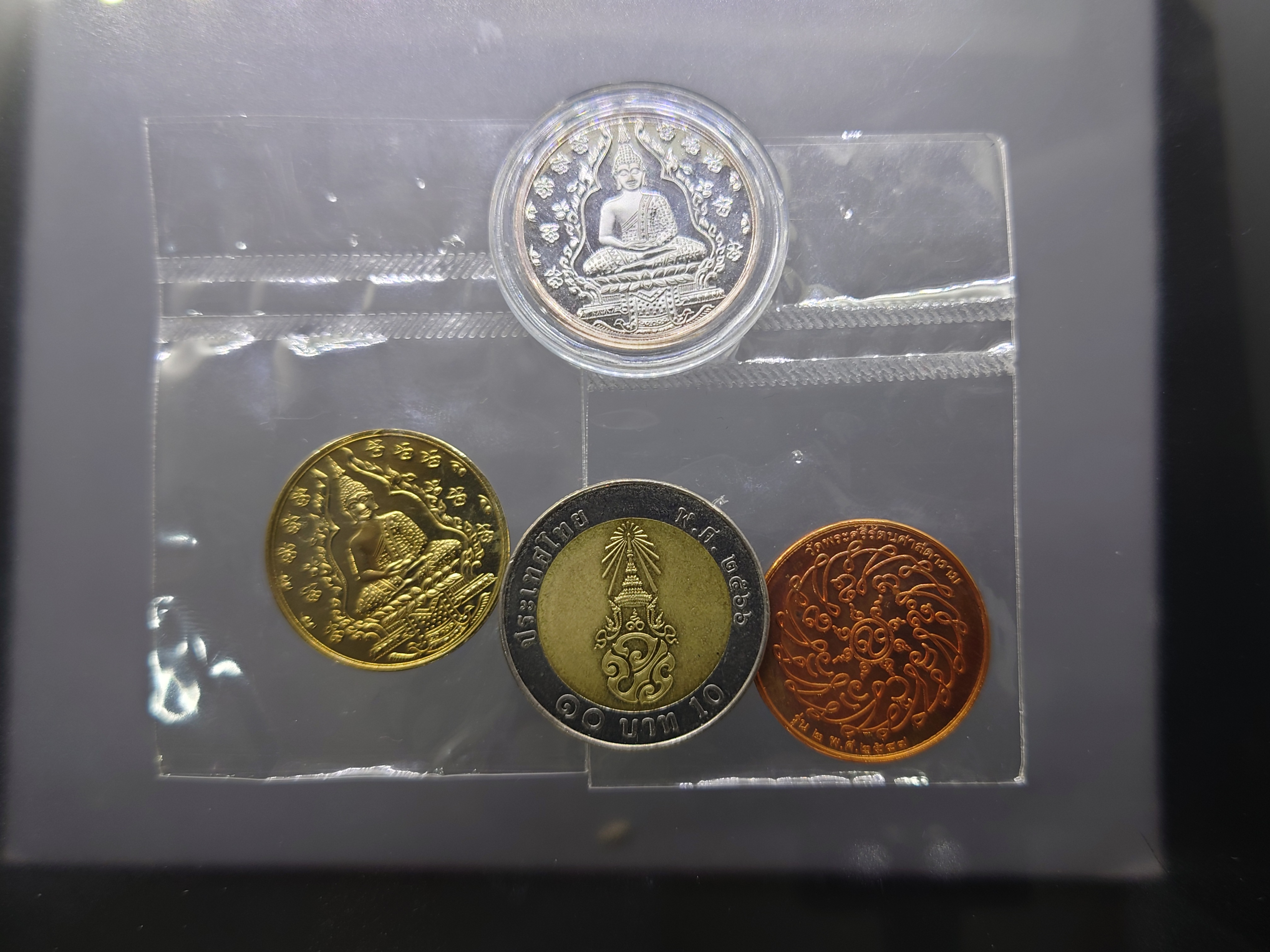 พระแก้วมรกต รุ่น2 (ครบชุด เนื้อเงิน อัลปาก้า ทองแดง ขัดเงา) สร้างโดยสำนักพระราชวัง พิธีพุทธาภิเษก ณ วัดพระศรีรัตนศาสดาราม ปี 2547 ไม่ผ่านใช้ ตลับเดิม ซองเดิม